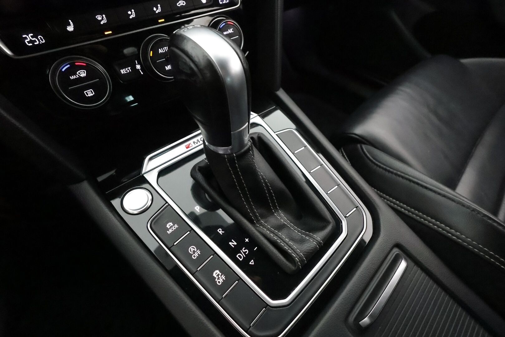 Volkswagen Passat 2018 Variant Highline  R-Line  2,0 TSI 4MOTION DSG **Koukku / Adapt.Vakkari / P.Tutkat / DYNAudio ** - Hierova Sporttipenkki Muistilla  / LED-valot / Apple&Android / KeylessGO / 2x Renkaat