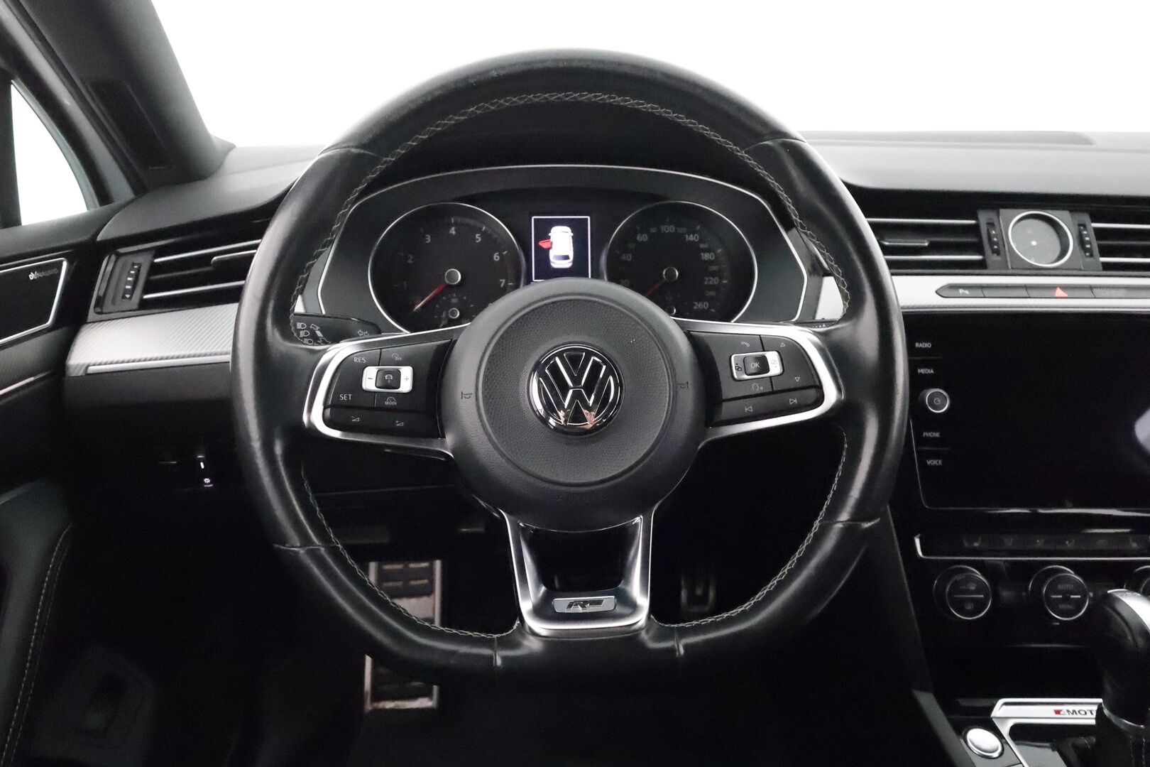 Volkswagen Passat 2018 Variant Highline  R-Line  2,0 TSI 4MOTION DSG **Koukku / Adapt.Vakkari / P.Tutkat / DYNAudio ** - Hierova Sporttipenkki Muistilla  / LED-valot / Apple&Android / KeylessGO / 2x Renkaat