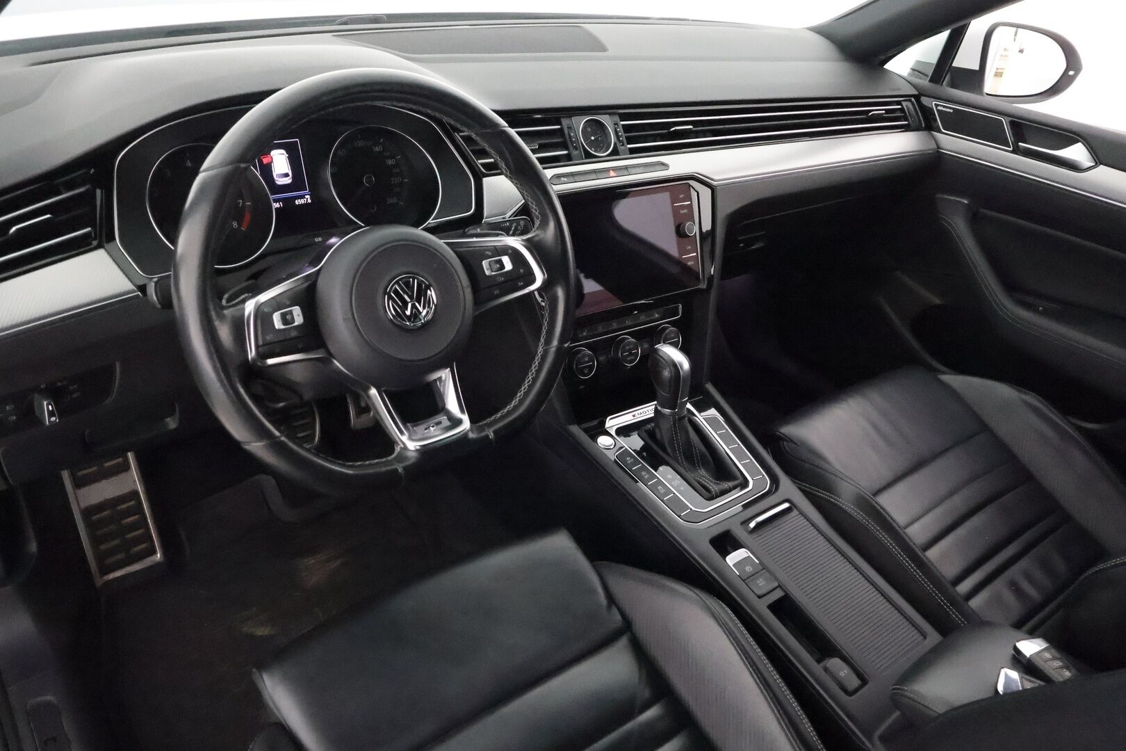 Volkswagen Passat 2018 Variant Highline  R-Line  2,0 TSI 4MOTION DSG **Koukku / Adapt.Vakkari / P.Tutkat / DYNAudio ** - Hierova Sporttipenkki Muistilla  / LED-valot / Apple&Android / KeylessGO / 2x Renkaat