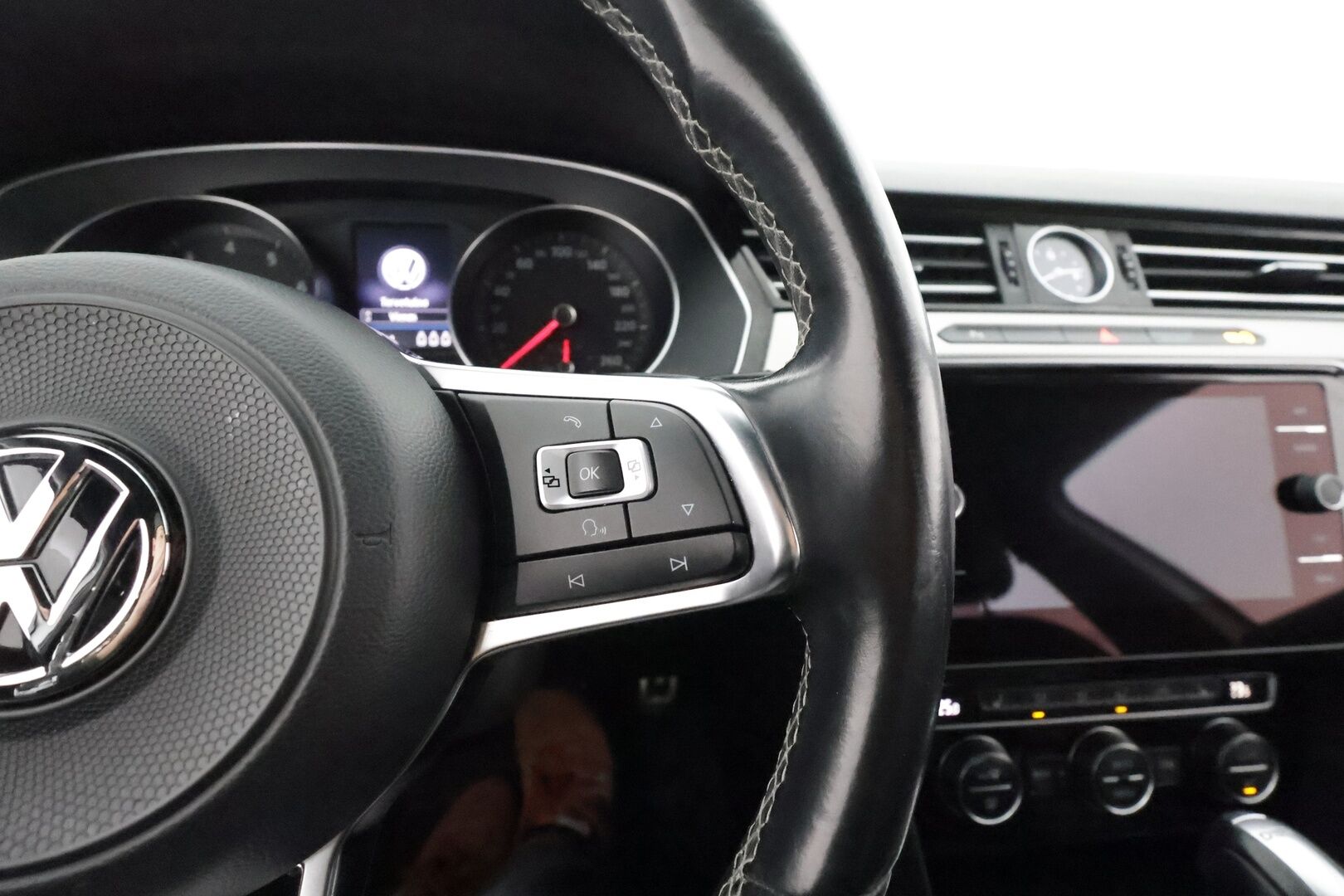 Volkswagen Passat 2018 Variant Highline  R-Line  2,0 TSI 4MOTION DSG **Koukku / Adapt.Vakkari / P.Tutkat / DYNAudio ** - Hierova Sporttipenkki Muistilla  / LED-valot / Apple&Android / KeylessGO / 2x Renkaat