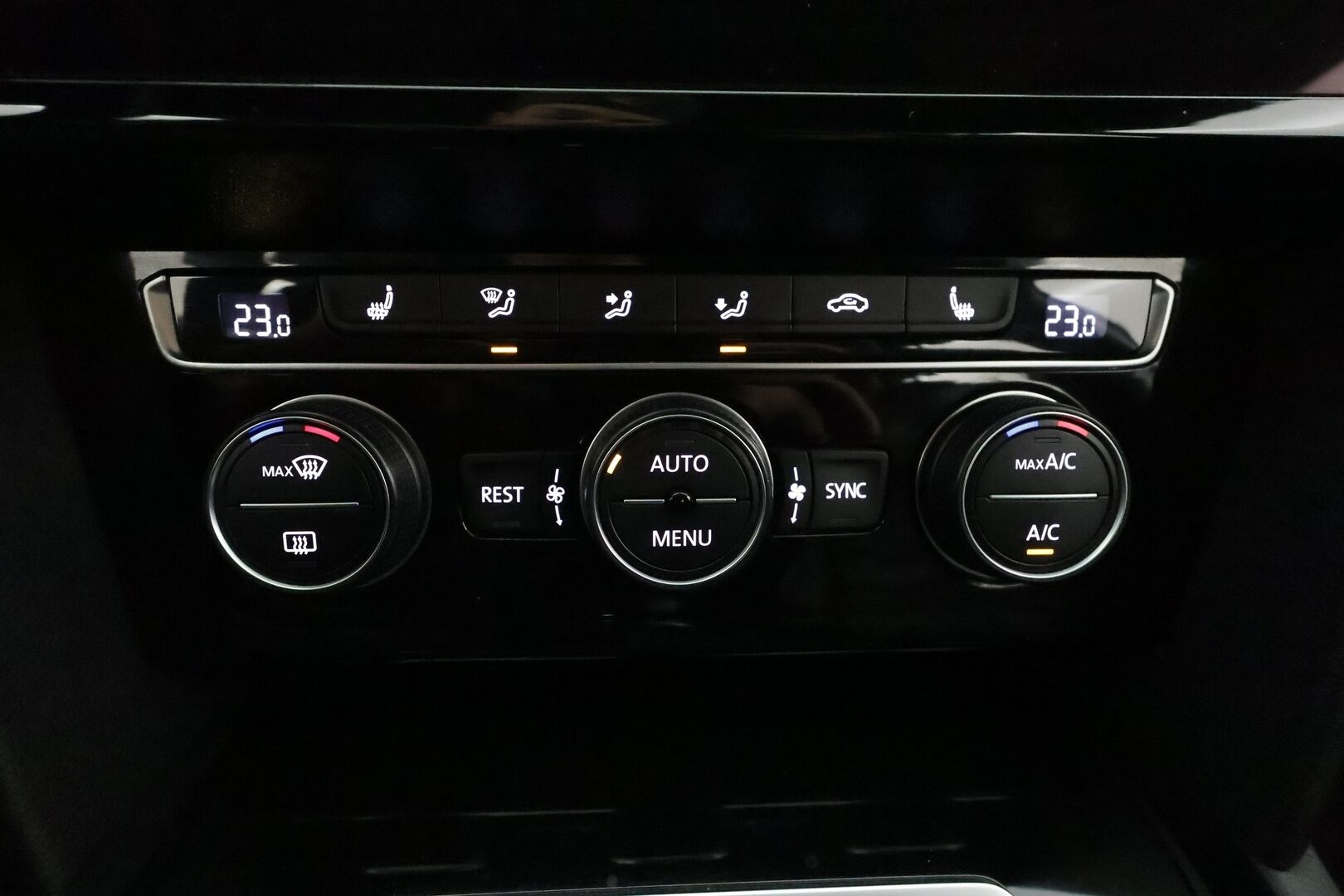 Volkswagen Passat 2018 Variant Highline  R-Line  2,0 TSI 4MOTION DSG **Koukku / Adapt.Vakkari / P.Tutkat / DYNAudio ** - Hierova Sporttipenkki Muistilla  / LED-valot / Apple&Android / KeylessGO / 2x Renkaat