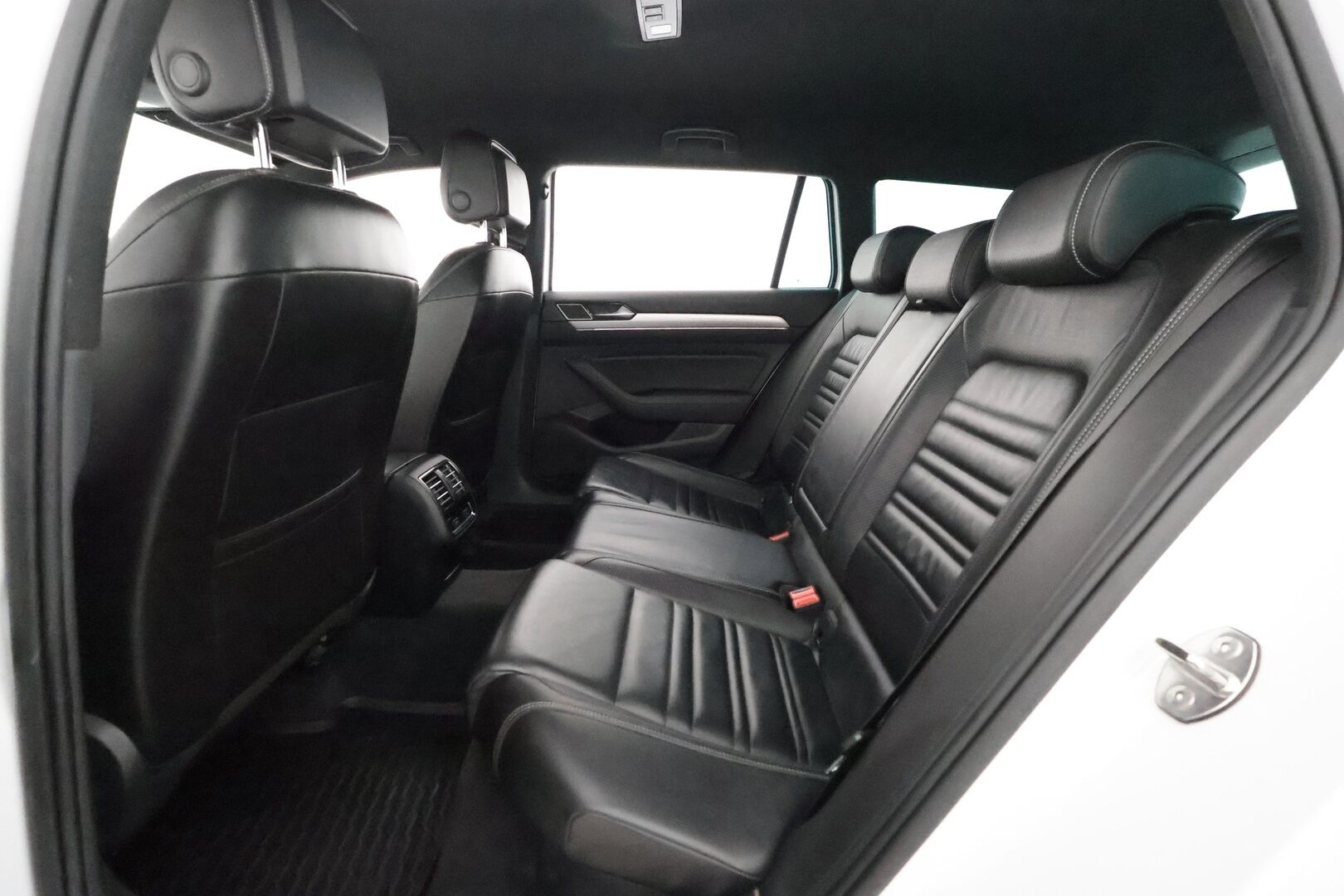 Volkswagen Passat 2018 Variant Highline  R-Line  2,0 TSI 4MOTION DSG **Koukku / Adapt.Vakkari / P.Tutkat / DYNAudio ** - Hierova Sporttipenkki Muistilla  / LED-valot / Apple&Android / KeylessGO / 2x Renkaat