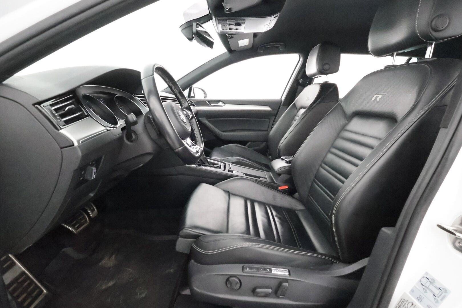 Volkswagen Passat 2018 Variant Highline  R-Line  2,0 TSI 4MOTION DSG **Koukku / Adapt.Vakkari / P.Tutkat / DYNAudio ** - Hierova Sporttipenkki Muistilla  / LED-valot / Apple&Android / KeylessGO / 2x Renkaat