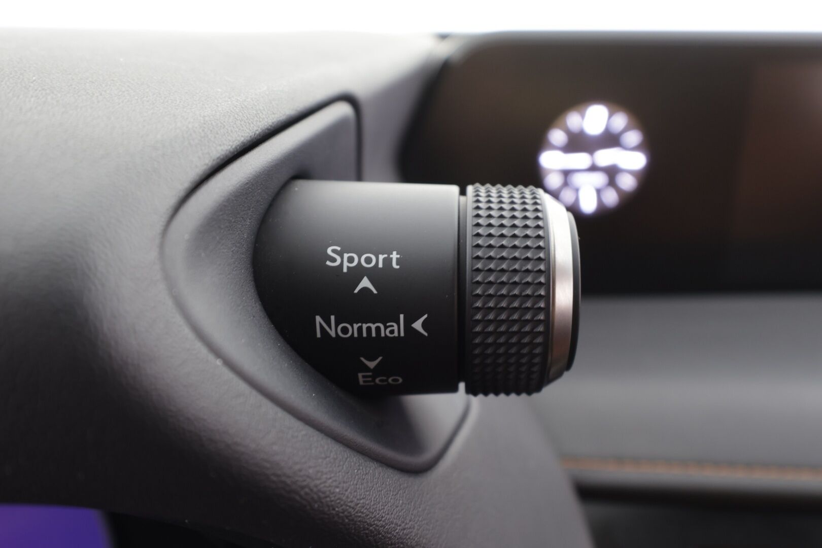 Lexus UX 2019 250h AWD Premium * ACC / P.kamera / Sähköpenkit / Mark Levinson / Ruskeat nahat / Navi / LED / KeylessGo * - Lohkolämmitin / Suomi-auto / Merkkihuollettu - Osta nyt, maksa vasta ensi vuonna