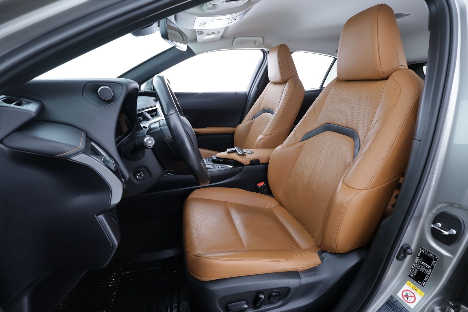 Lexus UX 2019 250h AWD Premium * ACC / P.kamera / Sähköpenkit / Mark Levinson / Ruskeat nahat / Navi / LED / KeylessGo * - Lohkolämmitin / Suomi-auto / Merkkihuollettu - Osta nyt, maksa vasta ensi vuonna