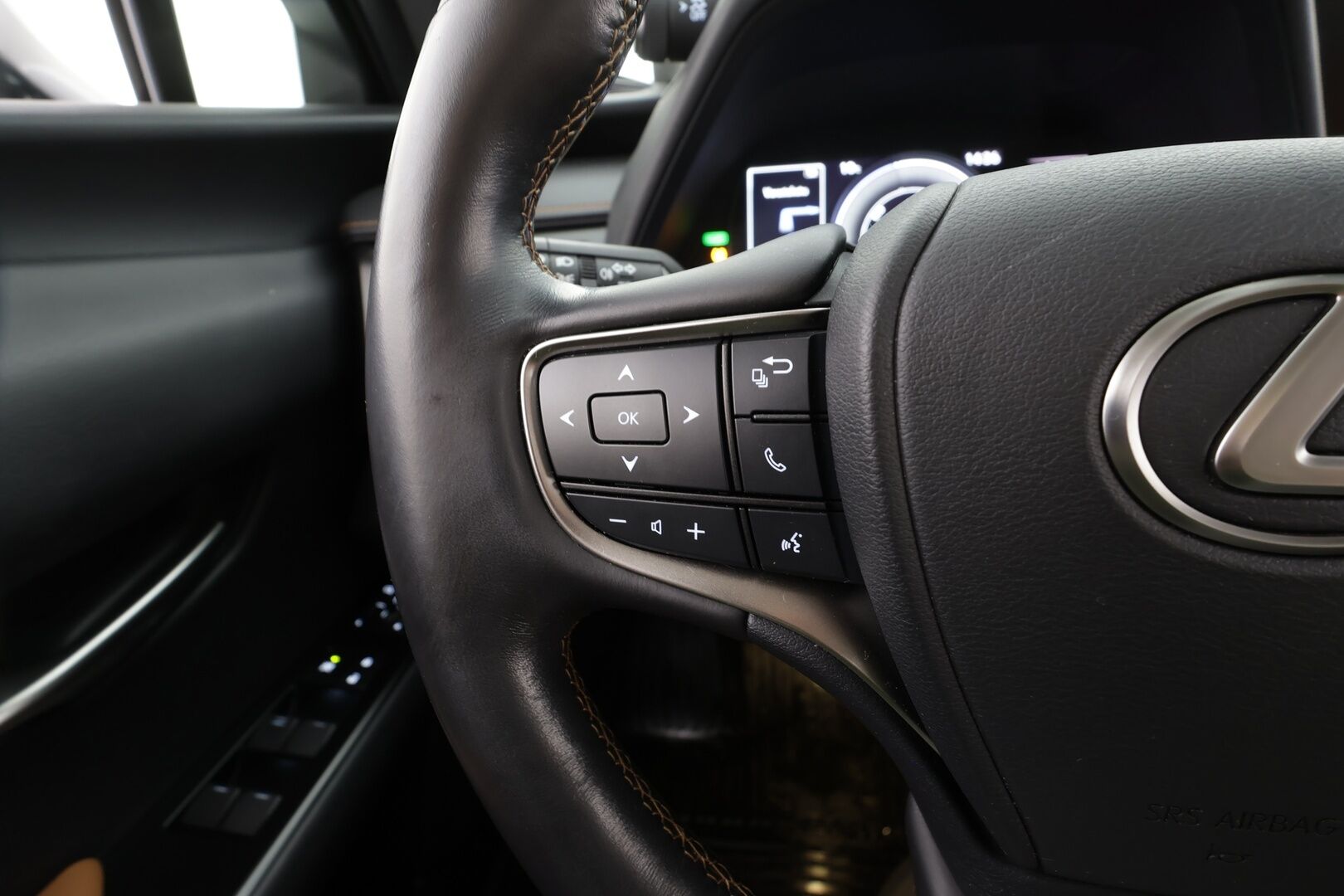 Lexus UX 2019 250h AWD Premium * ACC / P.kamera / Sähköpenkit / Mark Levinson / Ruskeat nahat / Navi / LED / KeylessGo * - Lohkolämmitin / Suomi-auto / Merkkihuollettu - Osta nyt, maksa vasta ensi vuonna