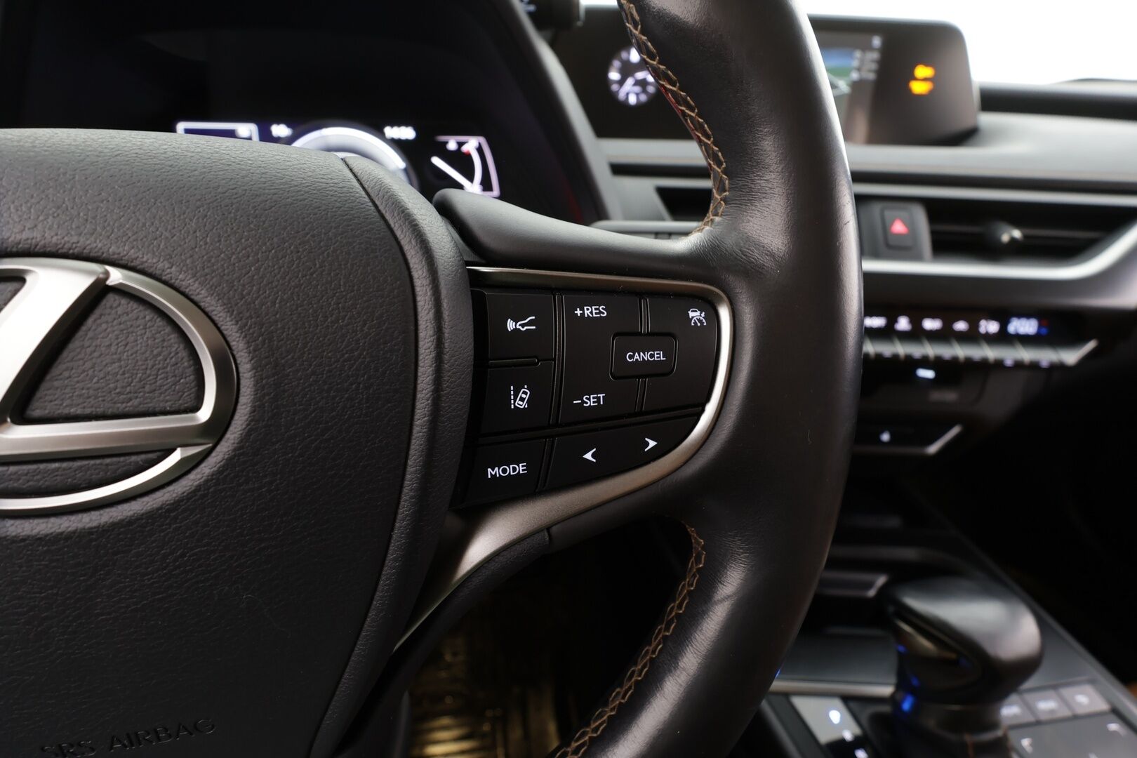 Lexus UX 2019 250h AWD Premium * ACC / P.kamera / Sähköpenkit / Mark Levinson / Ruskeat nahat / Navi / LED / KeylessGo * - Lohkolämmitin / Suomi-auto / Merkkihuollettu - Osta nyt, maksa vasta ensi vuonna