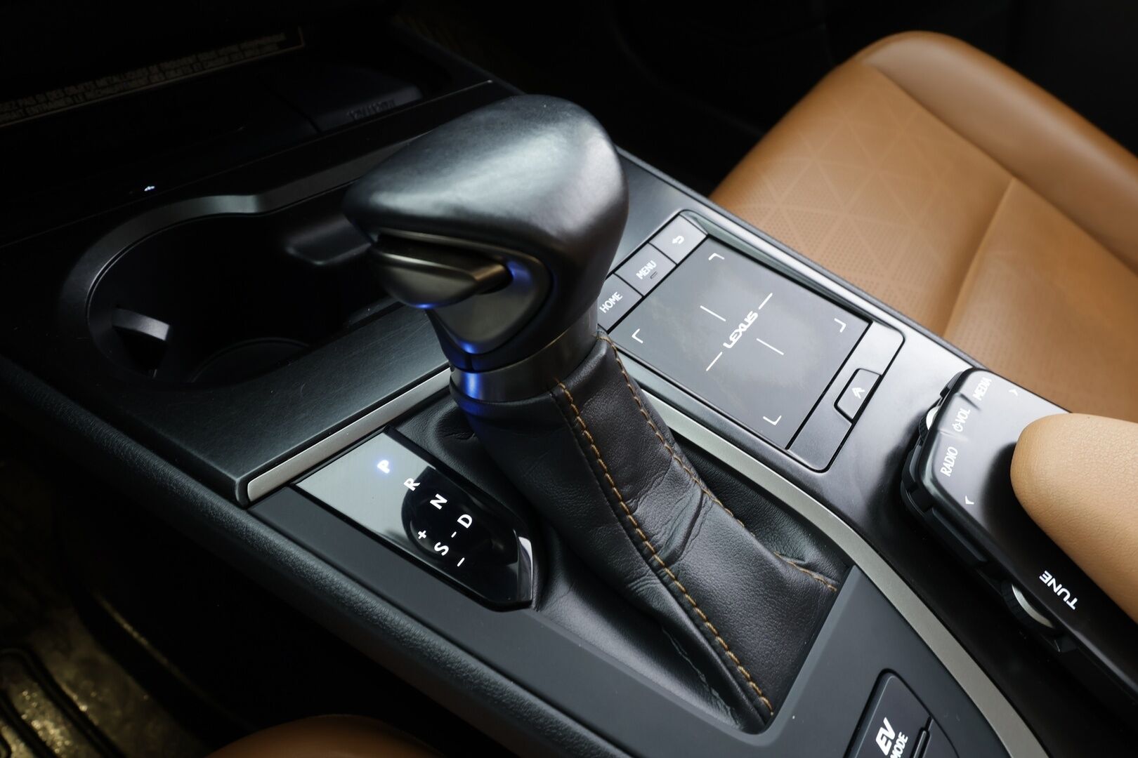 Lexus UX 2019 250h AWD Premium * ACC / P.kamera / Sähköpenkit / Mark Levinson / Ruskeat nahat / Navi / LED / KeylessGo * - Lohkolämmitin / Suomi-auto / Merkkihuollettu - Osta nyt, maksa vasta ensi vuonna