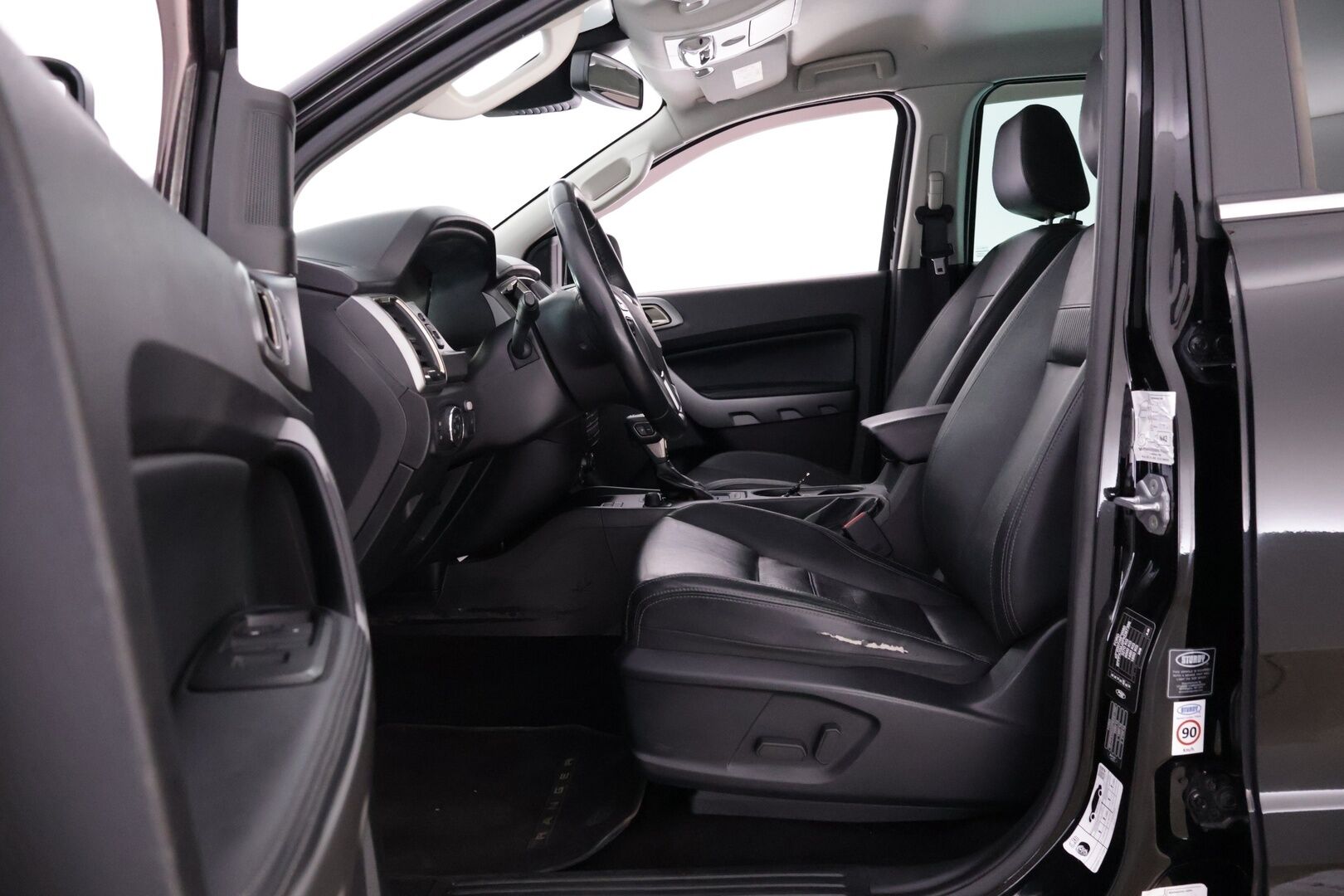 FORD Ranger 2020 Double Cab 2,0 TDCi Bi Turbo 213 hp A10 4x4 Limited N2G * Webasto / Lämm. tuulilasi / Sähköpenkki / Nahat / P. kamera* - Suomi-auto /Juuri tehty Jakopää! / Katsastettu 04/25 / Lavakate / Hiljattain iso jarruremontti - HULLUT JOULUT KORKOTARJOUS 2,49% 