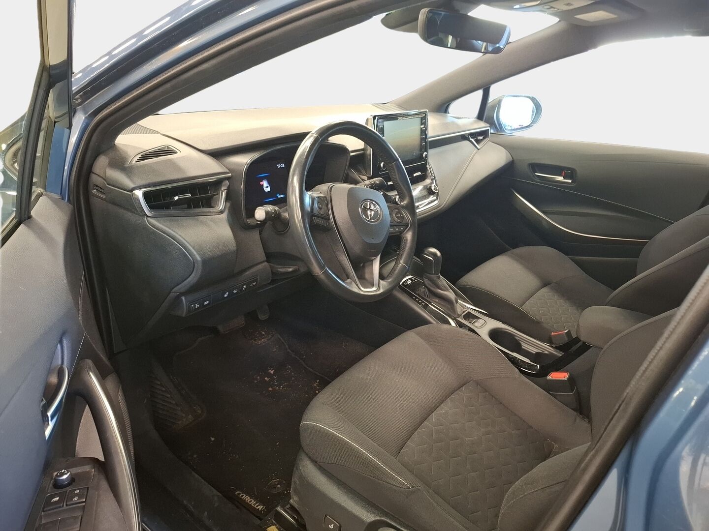 Toyota Corolla 2019 Touring Sports 2,0 Hybrid Active Business - | Suomi-auto | Merkkihuollettu | Adap.vakkari | Kamera | Ratinlämmitin | Sähkökontti | 2x renkaat |