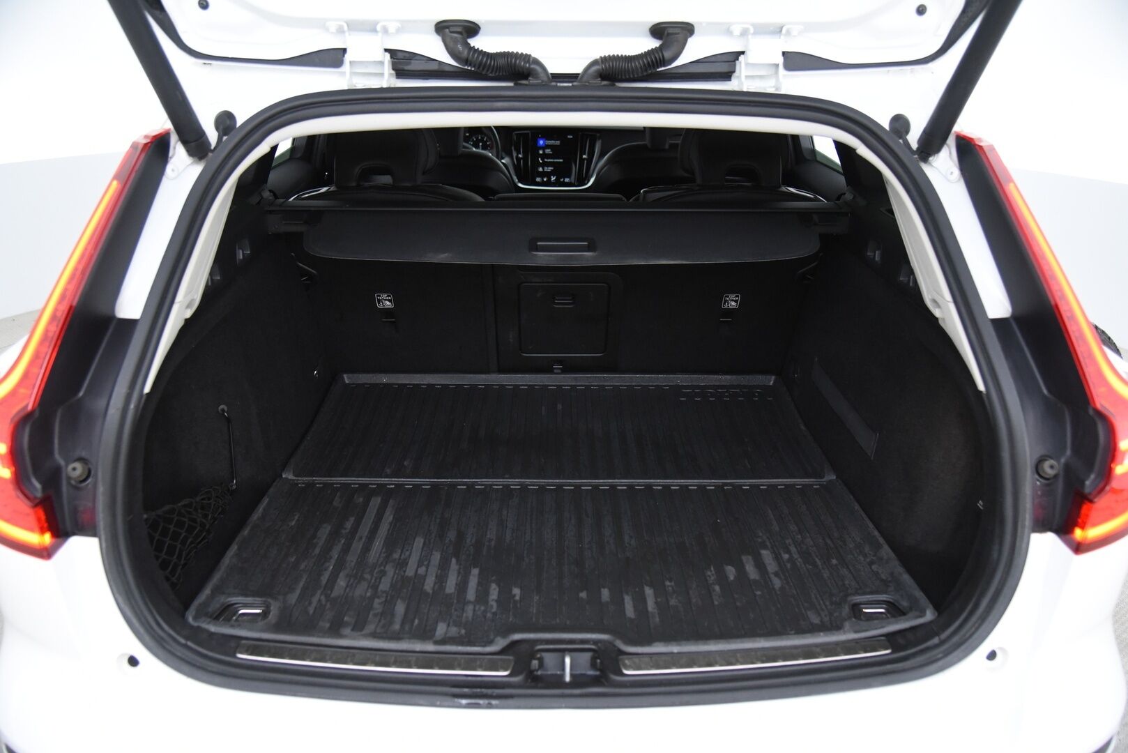 Volvo V60 2020 T4 Business aut / Webasto / LED / Keyless / P-tutka / VOC / - Rehti bensa! / Suomi-auto / Merkkihuollot / Audio. high perf / Dynamic alusta / - HULLU BLACKWEEK KORKOTARJOUS 2,49%