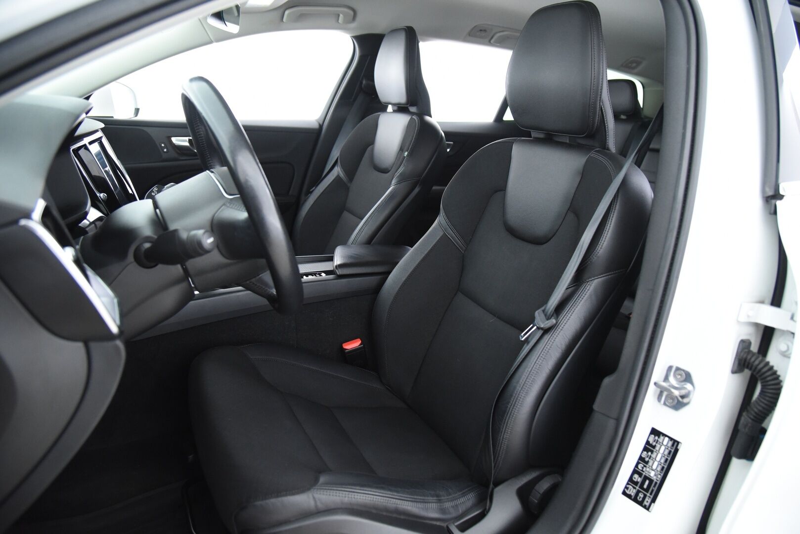 Volvo V60 2020 T4 Business aut / Webasto / LED / Keyless / P-tutka / VOC / - Suomi-auto / Merkkihuollot / Audio. high perf / Dynamic alusta / 