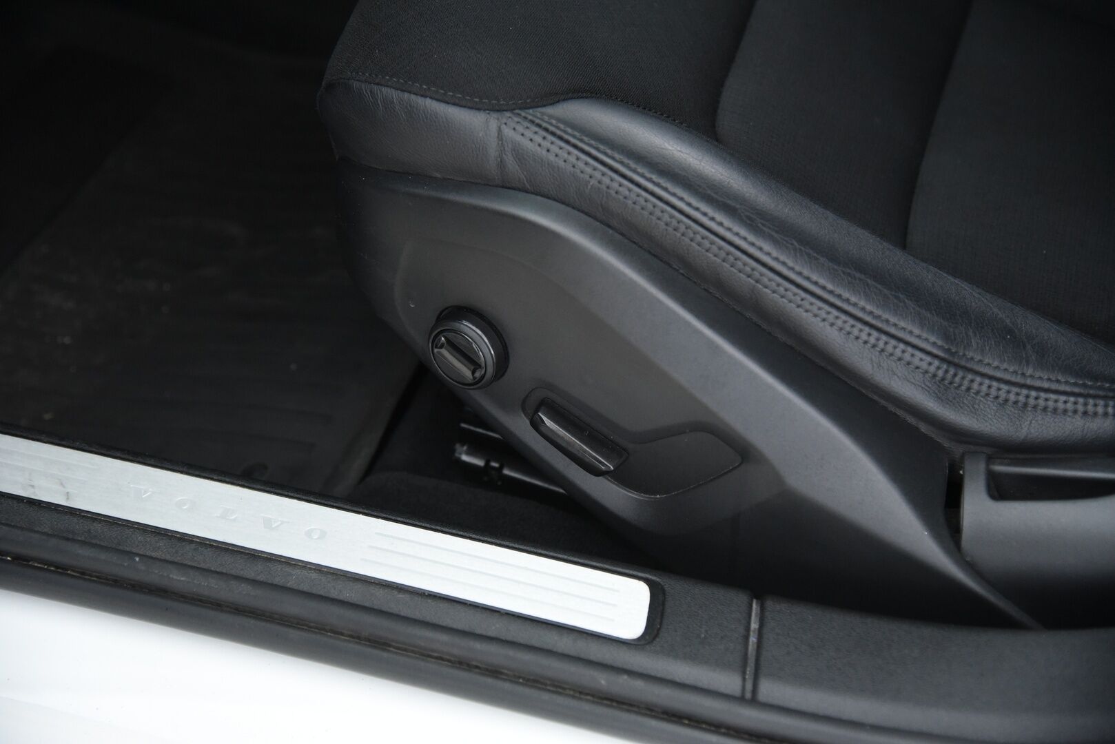 Volvo V60 2020 T4 Business aut / Webasto / LED / Keyless / P-tutka / VOC / - Suomi-auto / Merkkihuollot / Audio. high perf / Dynamic alusta / 