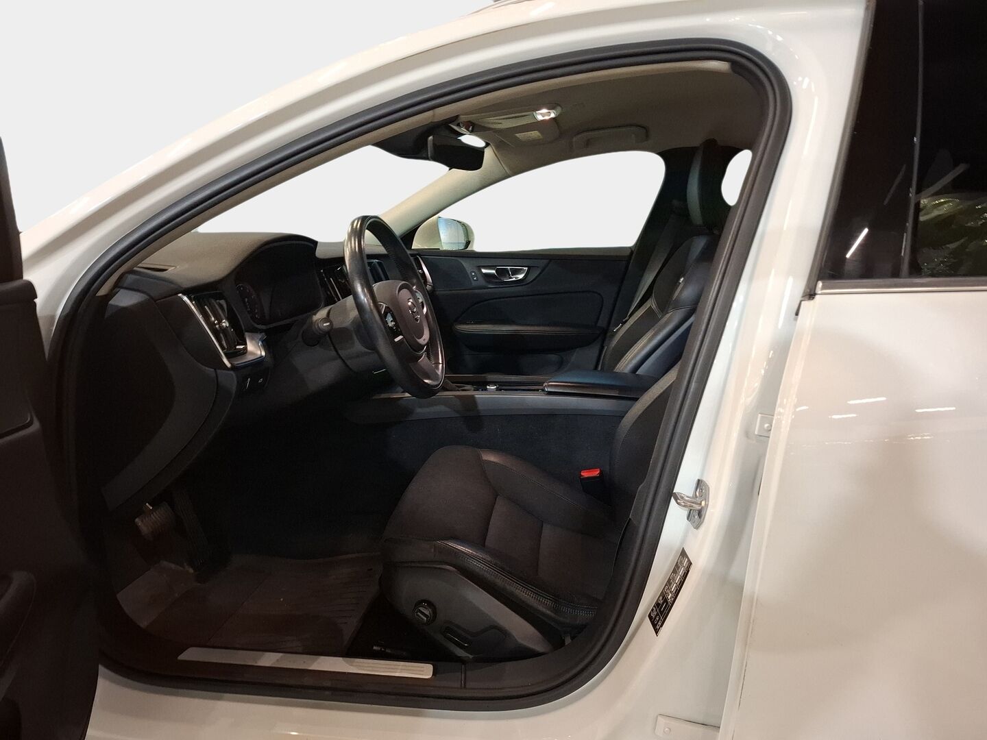 Volvo V60 2020 T4 Business aut / Webasto / LED / Keyless / P-tutka / VOC / - Suomi-auto / Merkkihuollot / Audio. high perf / Dynamic alusta / 