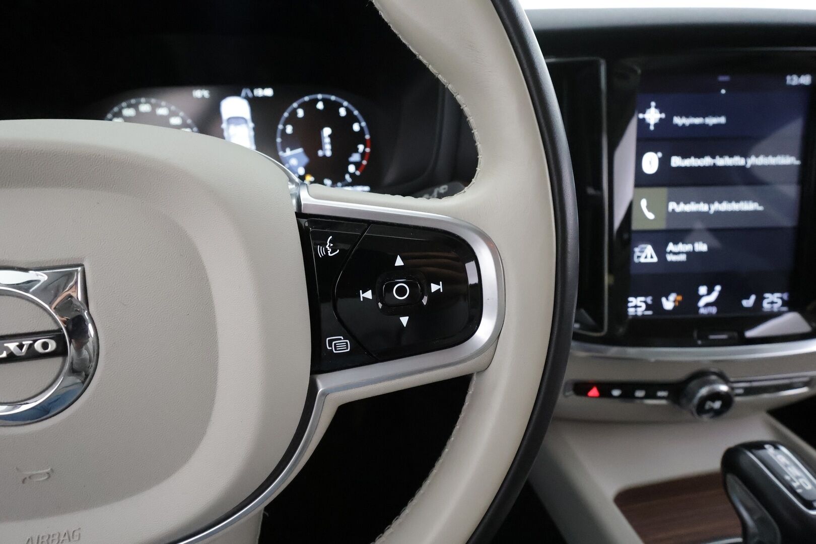 Volvo V60 2020 T4 Business aut * ACC / P.tutka / Muistipenkit / Webasto / LED / Navi / Vaaleat sporttinahat / KeylessGo * - Suomi-auto / Kahdet renkaat aluvanteilla