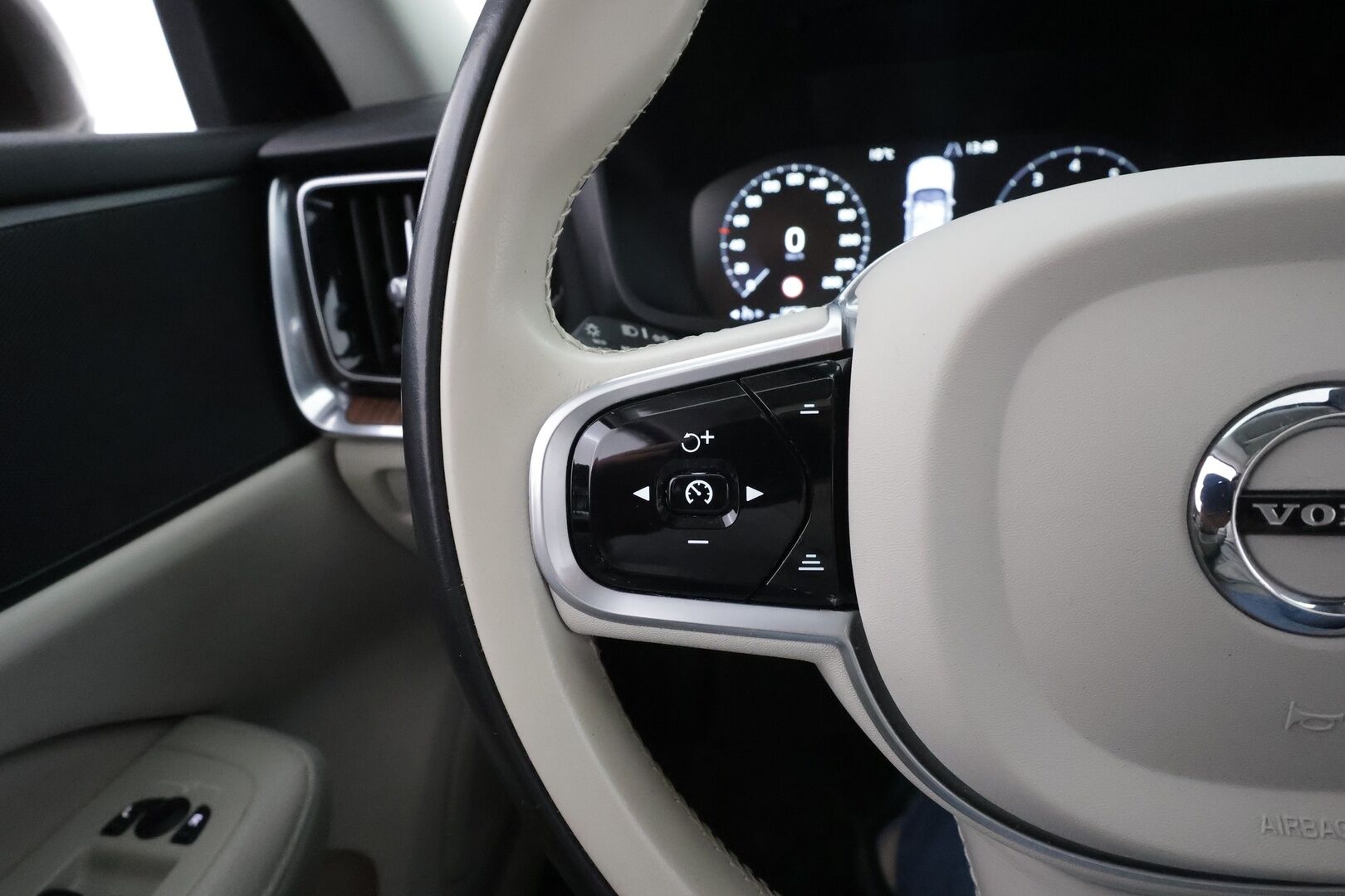 Volvo V60 2020 T4 Business aut * ACC / P.tutka / Muistipenkit / Webasto / LED / Navi / Vaaleat sporttinahat / KeylessGo * - Suomi-auto / Kahdet renkaat aluvanteilla