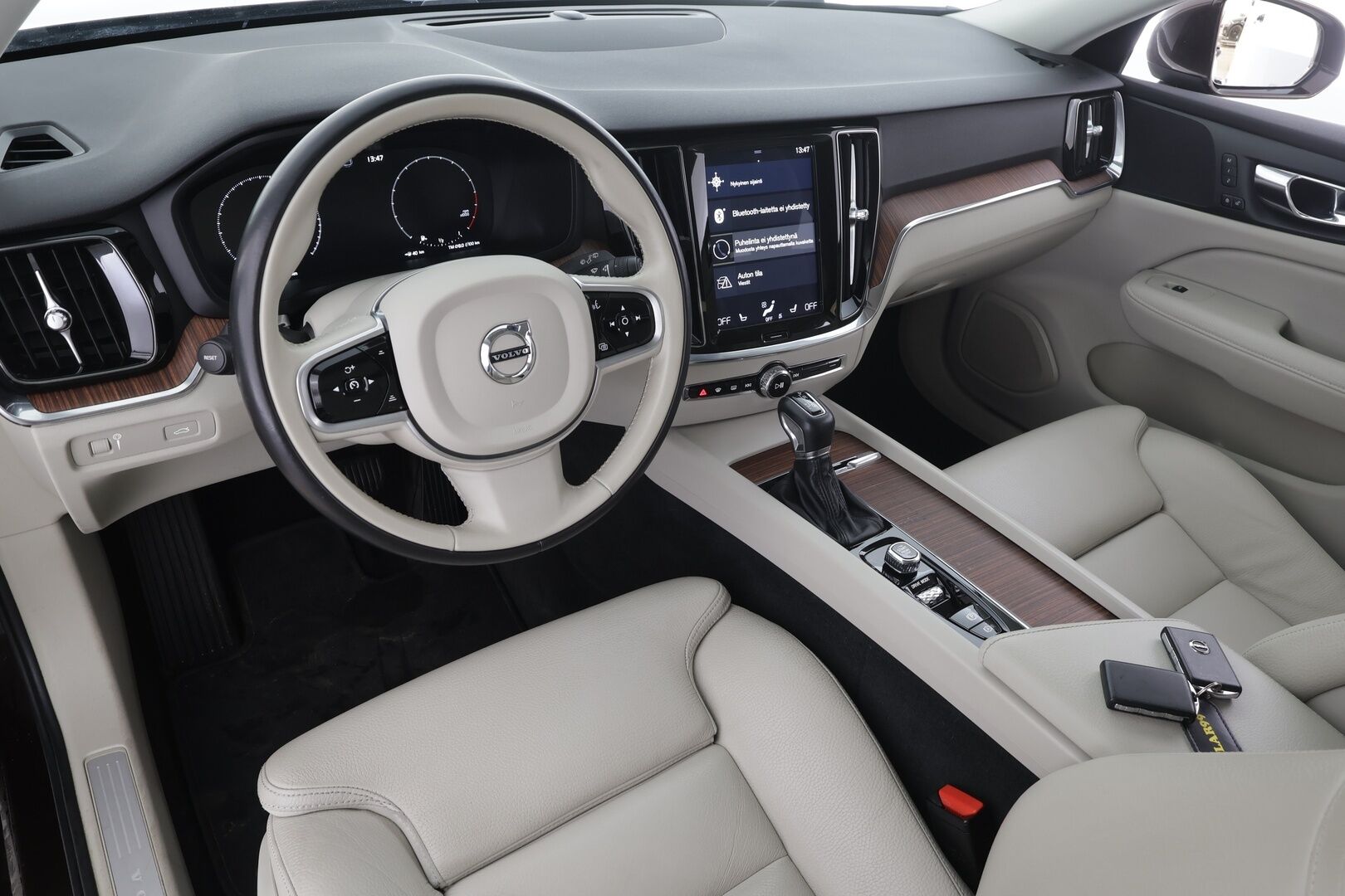 Volvo V60 2020 T4 Business aut * ACC / P.tutka / Muistipenkit / Webasto / LED / Navi / Vaaleat sporttinahat / KeylessGo * - Suomi-auto / Kahdet renkaat aluvanteilla