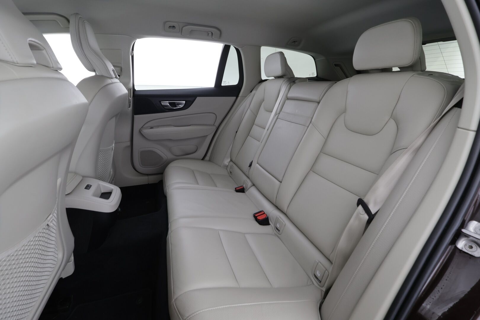 Volvo V60 2020 T4 Business aut * ACC / P.tutka / Muistipenkit / Webasto / LED / Navi / Vaaleat sporttinahat / KeylessGo * - Suomi-auto / Kahdet renkaat aluvanteilla