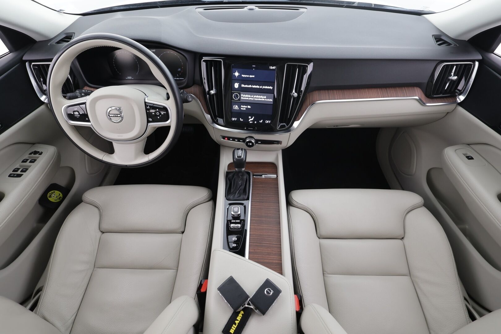 Volvo V60 2020 T4 Business aut * ACC / P.tutka / Muistipenkit / Webasto / LED / Navi / Vaaleat sporttinahat / KeylessGo * - Suomi-auto / Kahdet renkaat aluvanteilla