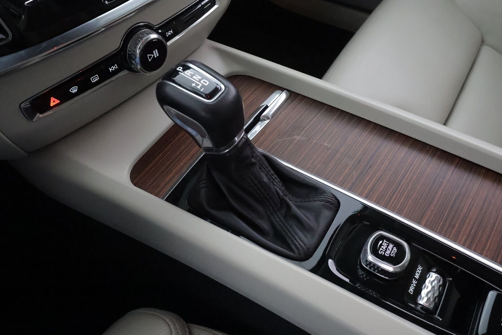 Volvo V60 2020 T4 Business aut * ACC / P.tutka / Muistipenkit / Webasto / LED / Navi / Vaaleat sporttinahat / KeylessGo * - Jakopää tehty 3/26 / Suomi-auto / Kahdet renkaat aluvanteilla
