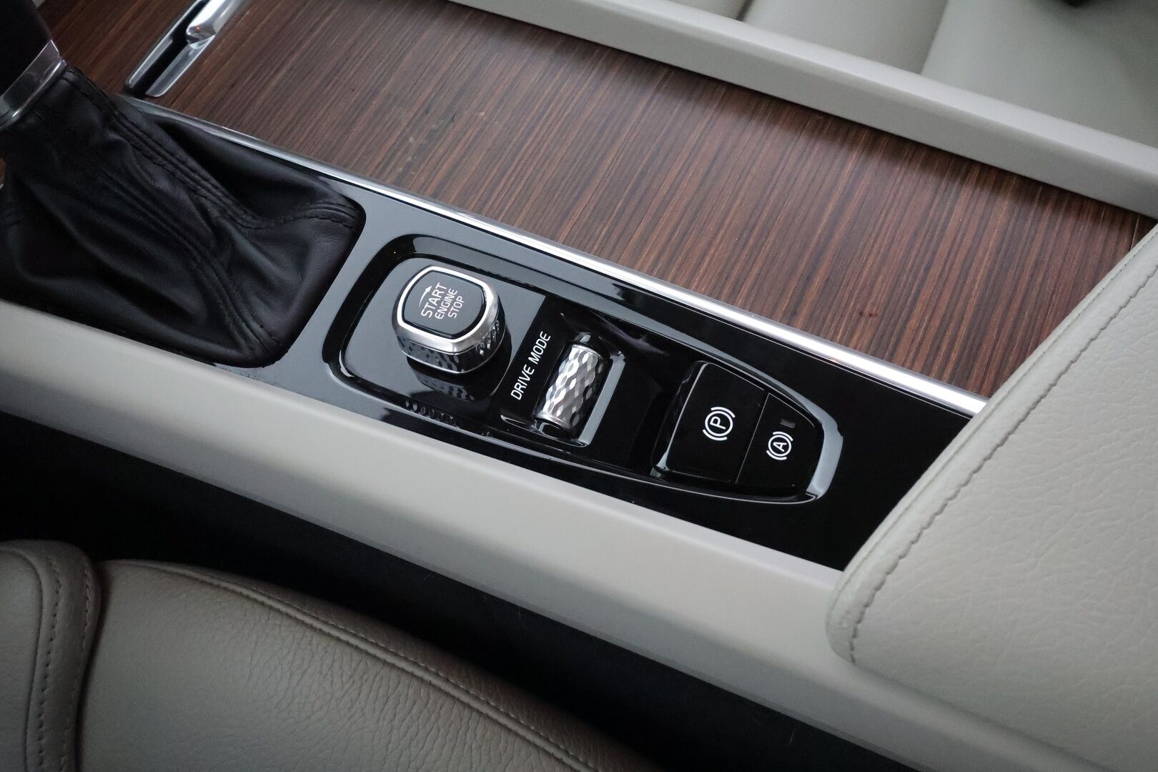 Volvo V60 2020 T4 Business aut * ACC / P.tutka / Muistipenkit / Webasto / LED / Navi / Vaaleat sporttinahat / KeylessGo * - Jakopää tehty 3/26 / Suomi-auto / Kahdet renkaat aluvanteilla