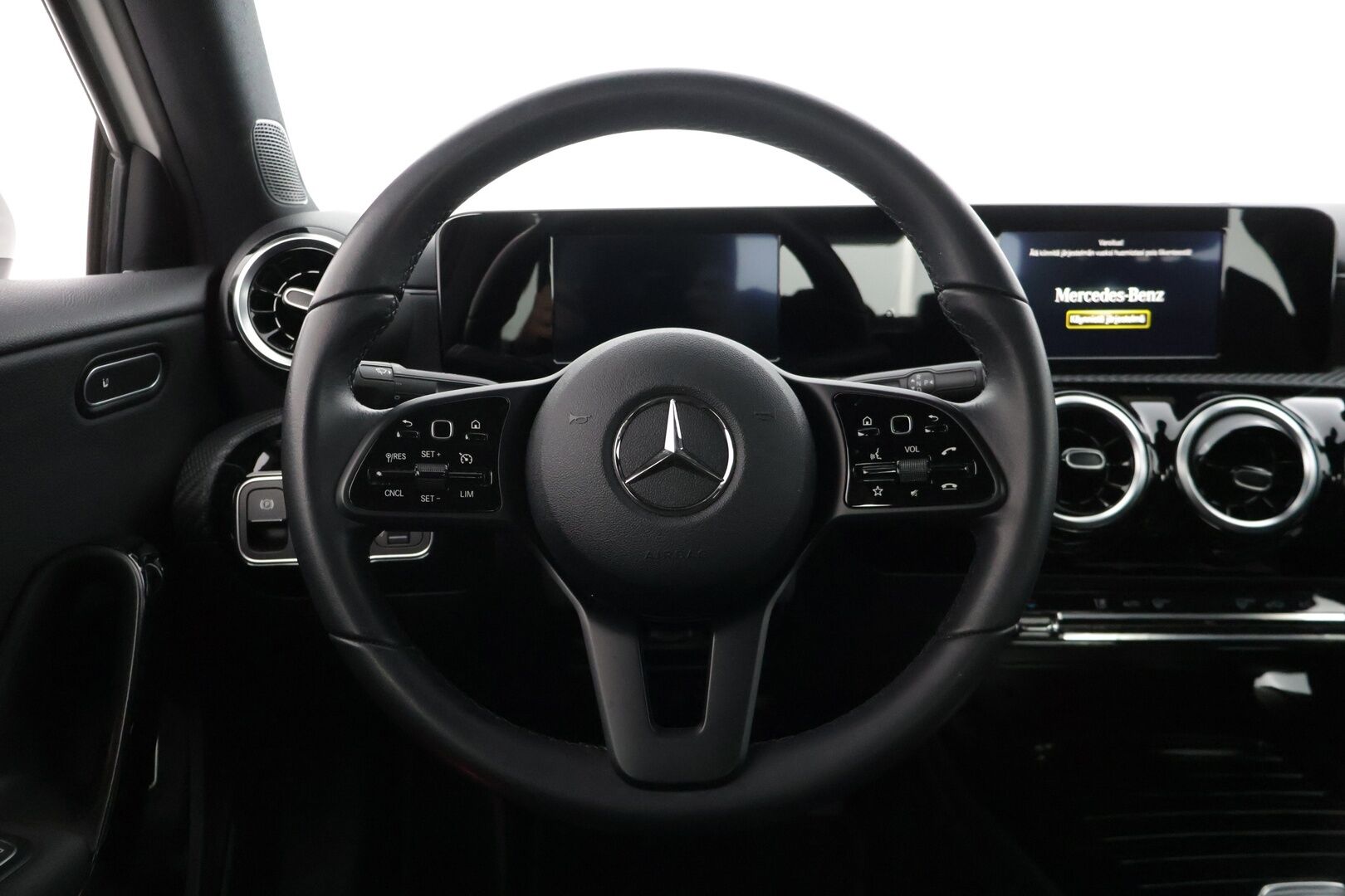 Mercedes-Benz A 2020 200 A sedan Launch Edition Style * Sporttipenkit / Puolnahat / Led-ajovalot / Peruutuskamera * - * Suomi-auto / Merkkihuollettu  / Vähän ajettu *