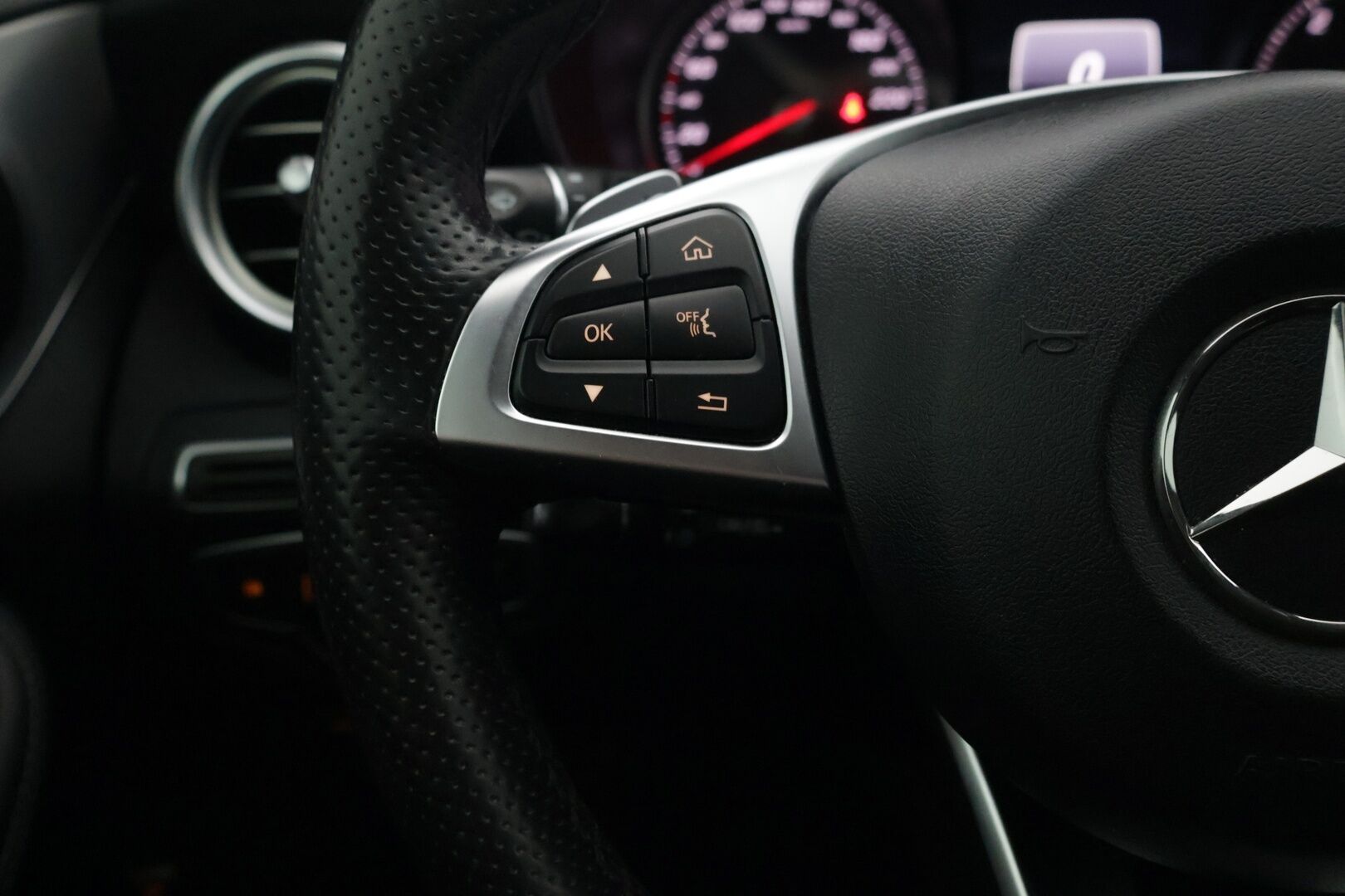 Mercedes-Benz C 2016 C 220 d 4MATIC AMG * Webasto / Sähkötoiminen takaluukku / Sähkötoiminen vetokoukku / LED High Performance ajovalot * - Night Paketti / Uudehkot kesärenkaat / Todella siisti kuntoinen *