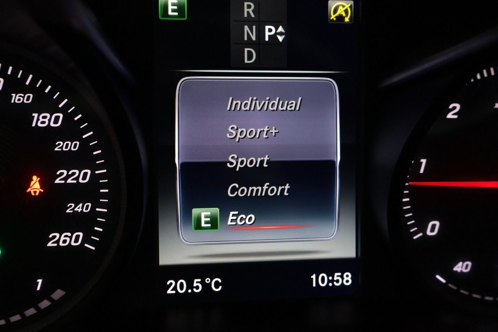Mercedes-Benz C 2016 C 220 d 4MATIC AMG * Webasto / Sähkötoiminen takaluukku / Sähkötoiminen vetokoukku / LED High Performance ajovalot * - Night Paketti / Uudehkot kesärenkaat / Todella siisti kuntoinen *