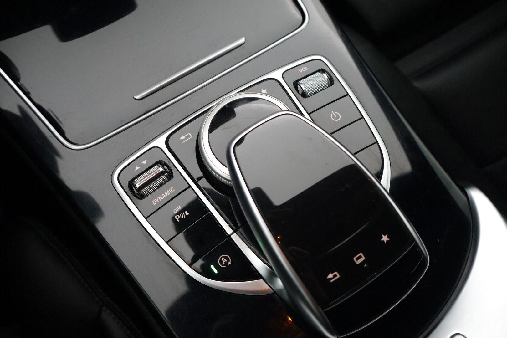 Mercedes-Benz C 2016 C 220 d 4MATIC AMG * Webasto / Sähkötoiminen takaluukku / Sähkötoiminen vetokoukku / LED High Performance ajovalot * - Night Paketti / Uudehkot kesärenkaat / Todella siisti kuntoinen *