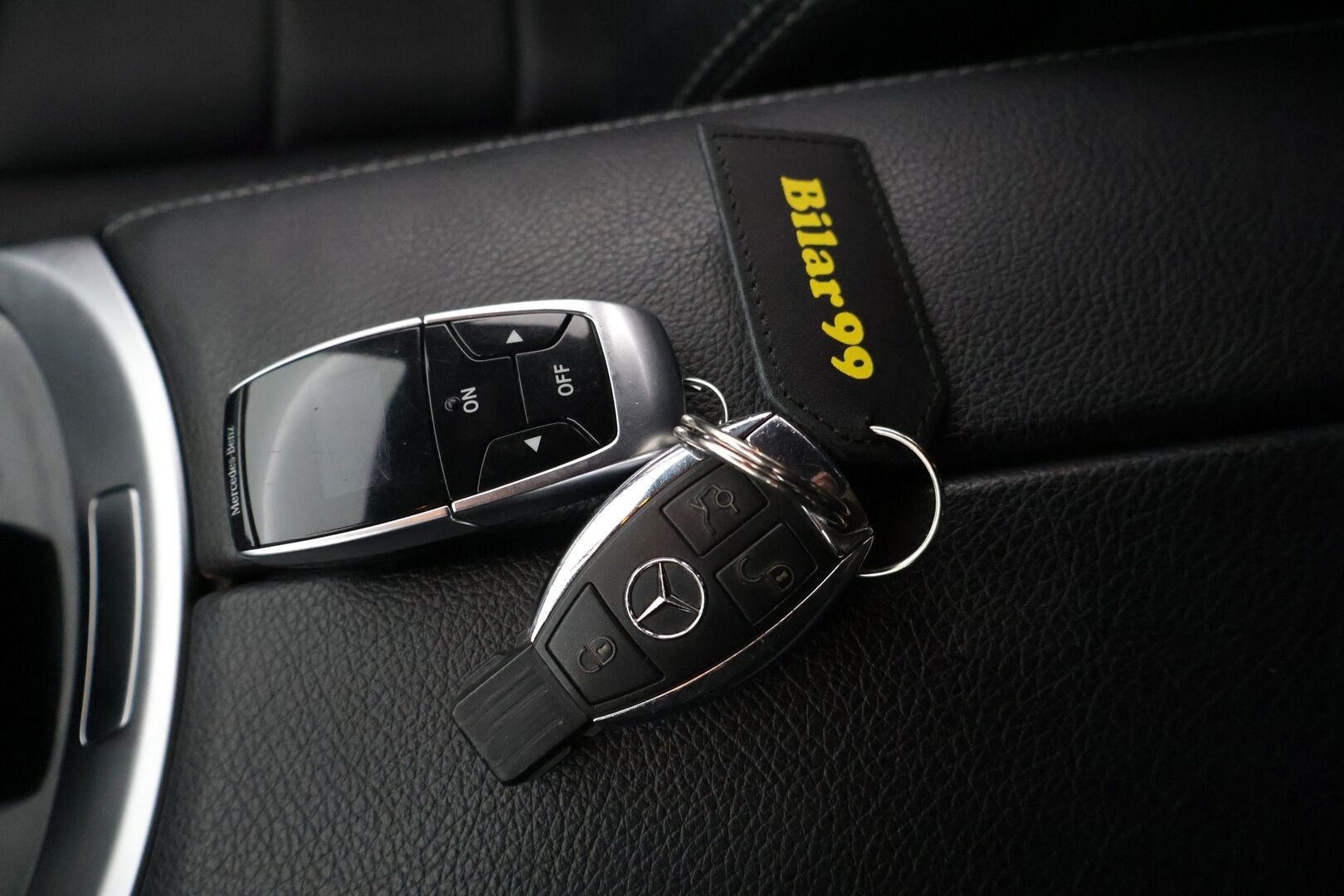 Mercedes-Benz C 2016 C 220 d 4MATIC AMG * Webasto / Sähkötoiminen takaluukku / Sähkötoiminen vetokoukku / LED High Performance ajovalot * - Night Paketti / Uudehkot kesärenkaat / Todella siisti kuntoinen *
