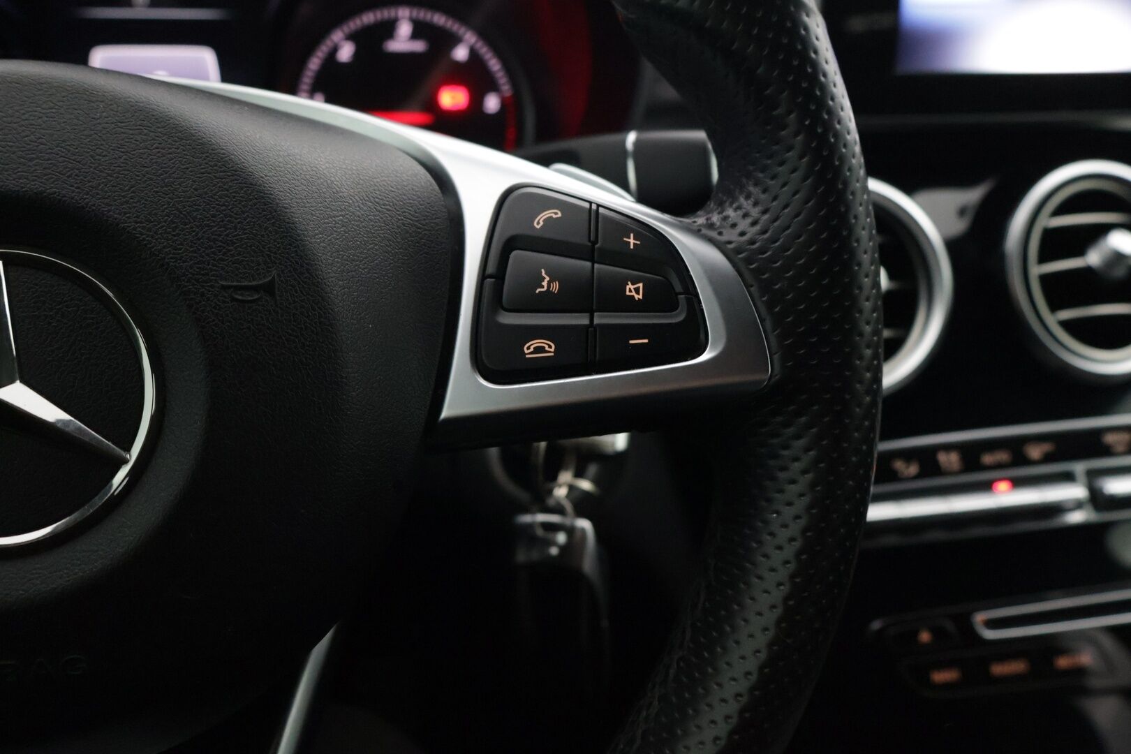 Mercedes-Benz C 2016 C 220 d 4MATIC AMG * Webasto / Sähkötoiminen takaluukku / Sähkötoiminen vetokoukku / LED High Performance ajovalot * - Night Paketti / Uudehkot kesärenkaat / Todella siisti kuntoinen *