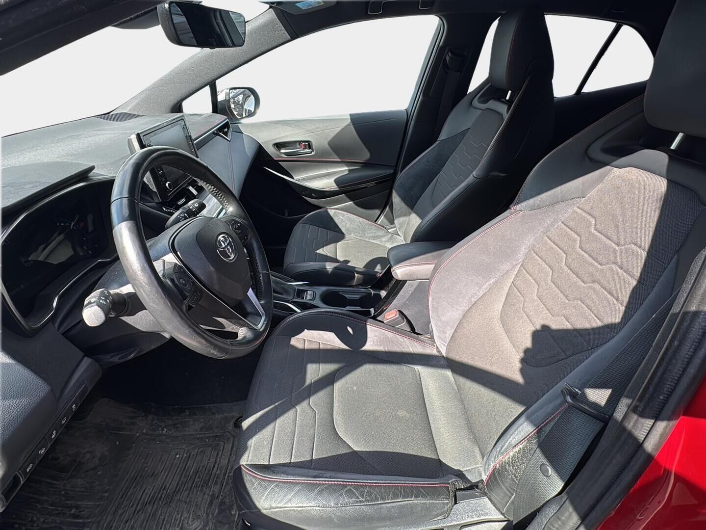 Toyota Corolla 2019 Hatchback 1,8 Hybrid Style * 2.om Suomi-auto / Merkkihuollettu / Adapt. vakkari / P.kamera / Navi / 2x renkaat* - JUURI MERKKIHUOLLETTU / Särmä yksilö - HULLUT AVAJAISHULINAT KORKOTARJOUS 3,29 %