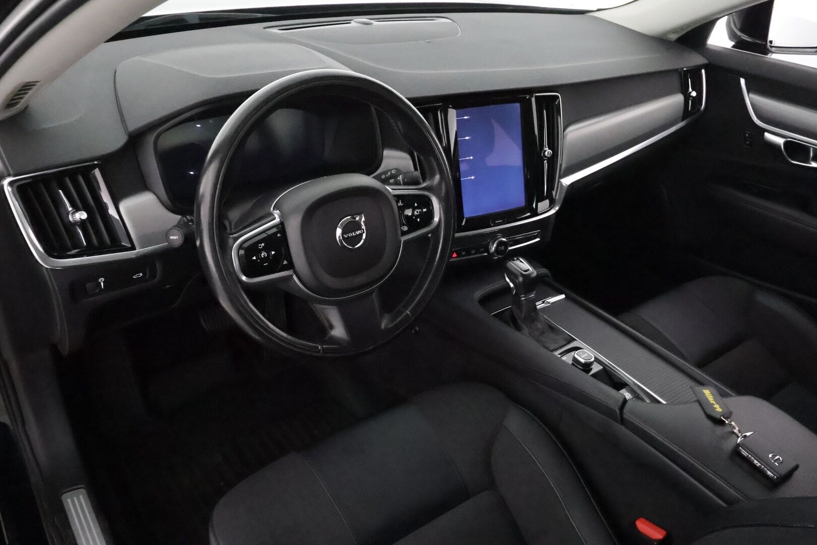 Volvo V90 2017 D4 Momentum **Adapt. vakkari / Webasto / VOC / Puolinahat / Keyless / AppleCarPlay / P.tutkat**