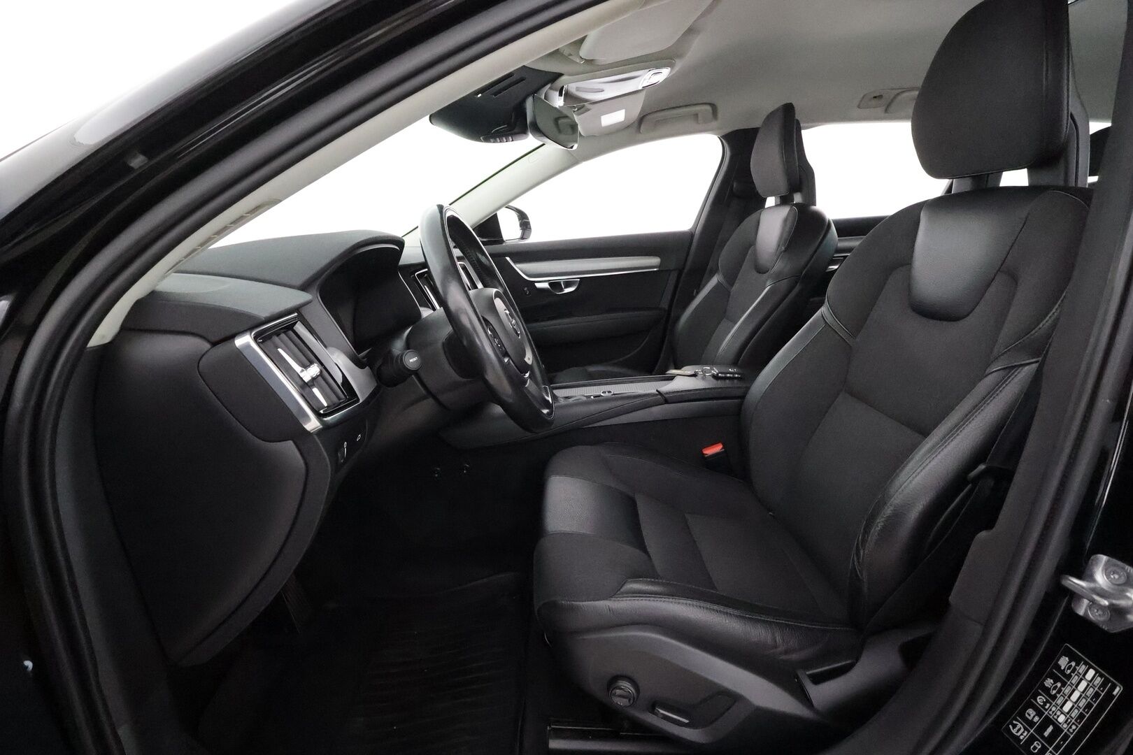 Volvo V90 2017 D4 Momentum **Adapt. vakkari / Webasto / VOC / Puolinahat / Keyless / AppleCarPlay / P.tutkat**