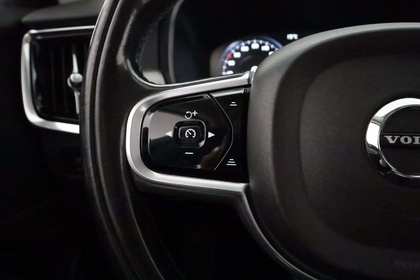 Volvo V90 2017 D4 Momentum **Adapt. vakkari / Webasto / VOC / Puolinahat / Keyless / AppleCarPlay / P.tutkat**