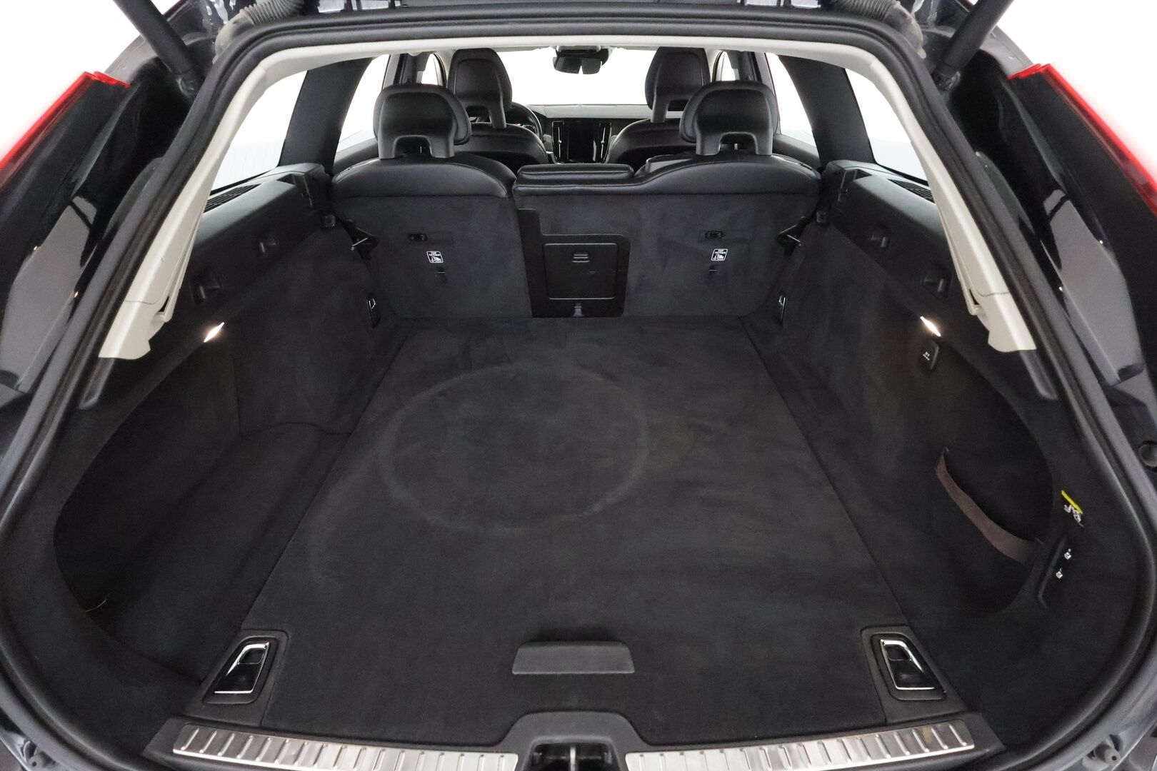 Volvo V90 2017 D4 Momentum **Adapt. vakkari / Webasto / VOC / Puolinahat / Keyless / AppleCarPlay / P.tutkat**