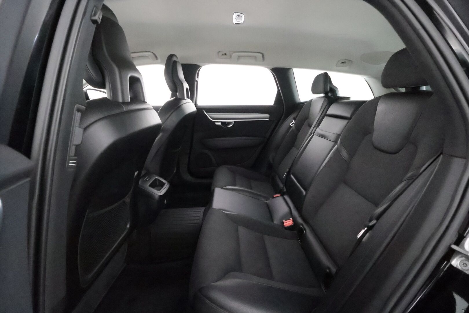 Volvo V90 2017 D4 Momentum **Adapt. vakkari / Webasto / VOC / Puolinahat / Keyless / AppleCarPlay / P.tutkat**