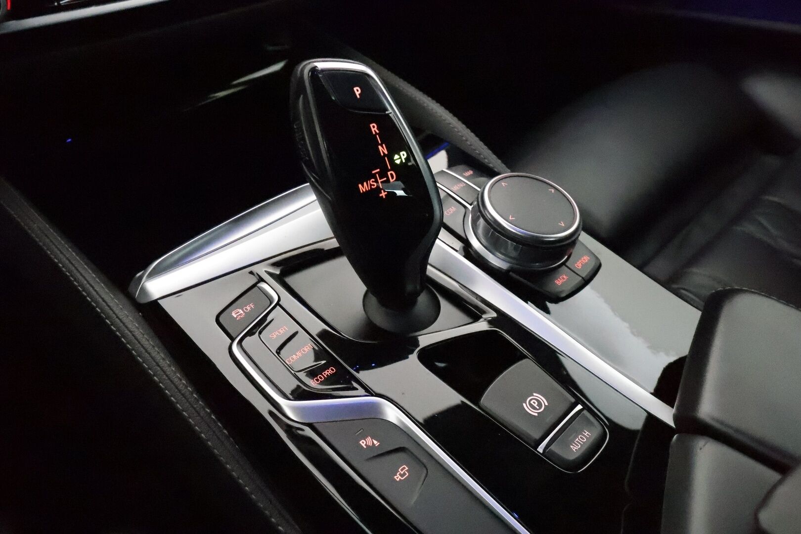 BMW 520 2017 G30 Sedan 520d A xDrive Business M Sport - Webasto / HUD / Harman&Kardon / 360-Kamera / Adapt.LED / Nahkasisusta / Sporttipenkit / Professional Navi / Supervarusteet!