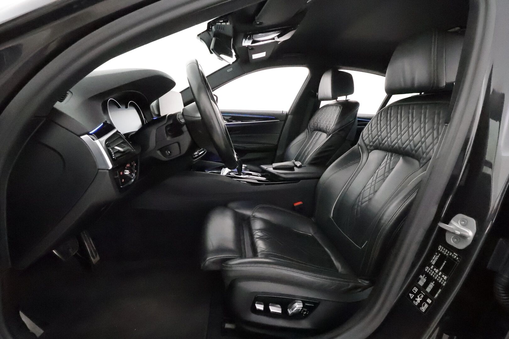 BMW 520 2017 G30 Sedan 520d A xDrive Business M Sport - Webasto / HUD / Harman&Kardon / 360-Kamera / Adapt.LED / Nahkasisusta / Sporttipenkit / Professional Navi / Supervarusteet!