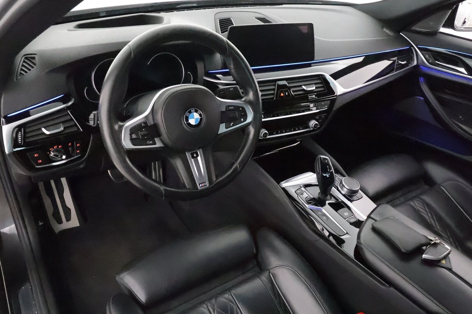 BMW 520 2017 G30 Sedan 520d A xDrive Business M Sport - Webasto / HUD / Harman&Kardon / 360-Kamera / Adapt.LED / Nahkasisusta / Sporttipenkit / Professional Navi / Supervarusteet!