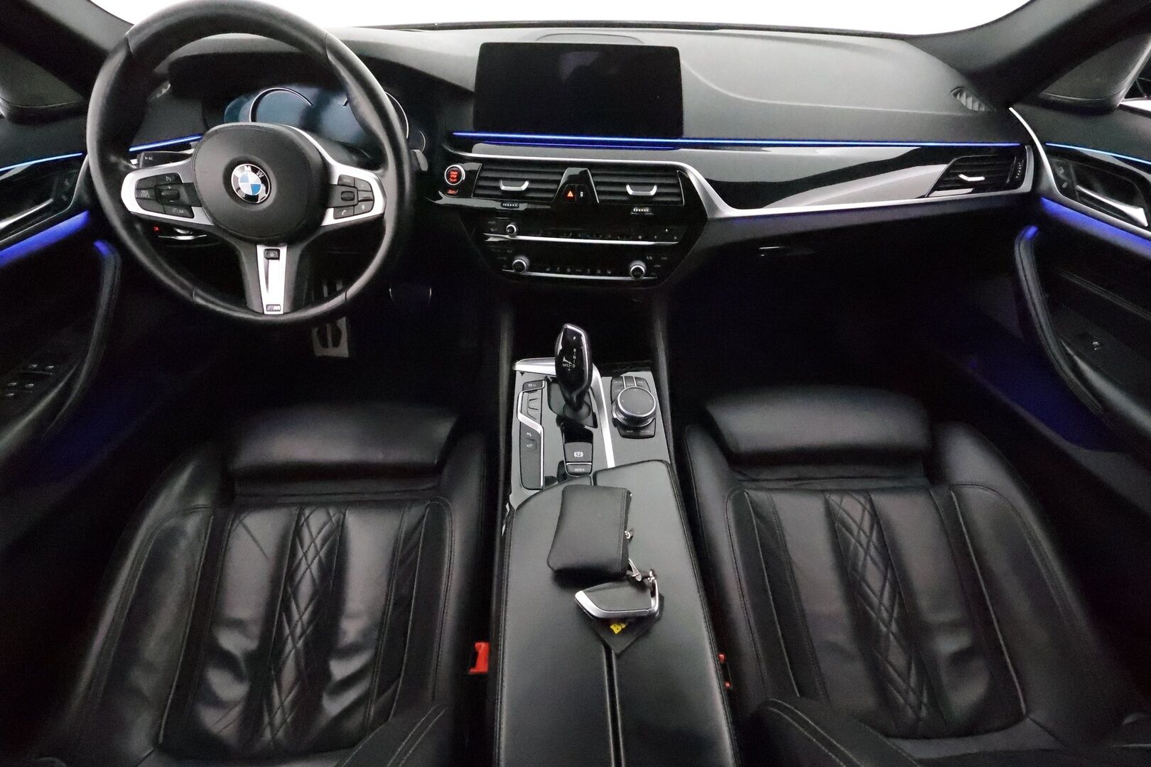 BMW 520 2017 G30 Sedan 520d A xDrive Business M Sport - Webasto / HUD / Harman&Kardon / 360-Kamera / Adapt.LED / Nahkasisusta / Sporttipenkit / Professional Navi / Supervarusteet!