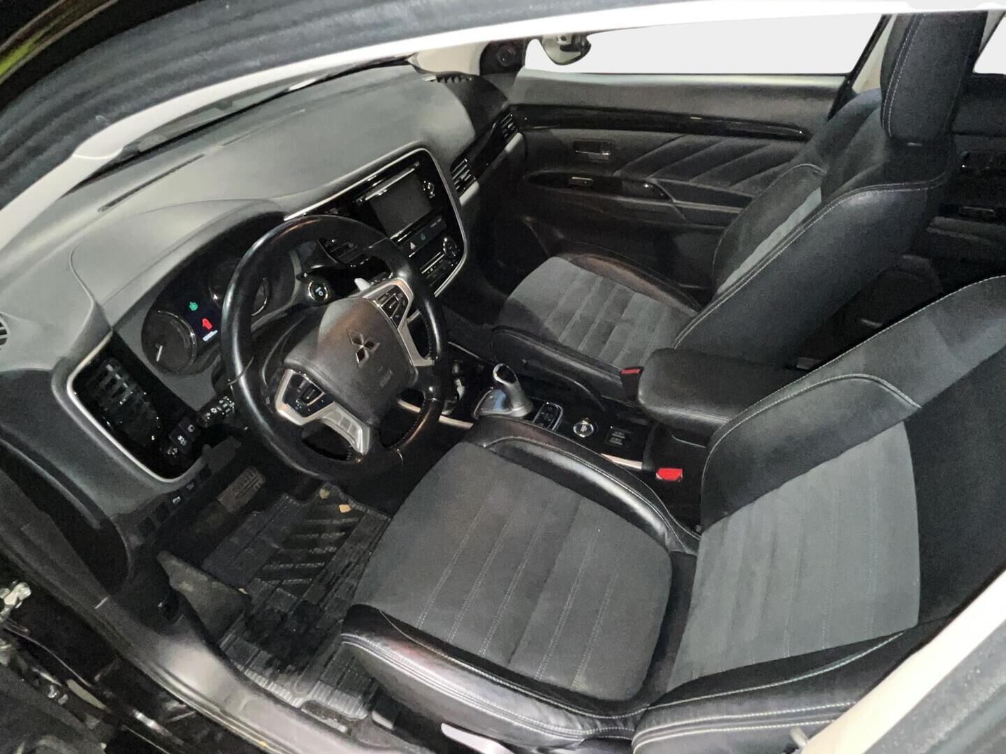 Mitsubishi Outlander 2016 Outlander Farmari (AC) 4ov 1998cm3 - * Vakionopeudensäädin | Lohko + SisäP | P.Kamera | Comfort Acces | Lämm. Ratti & Tuulilasi | Nahka-Alcantara | Koukku | 2x Alut