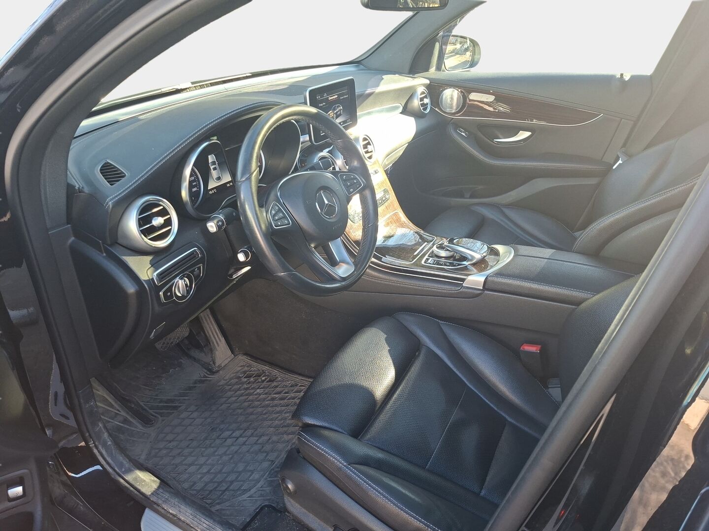 Mercedes-Benz GLC 2018 350 e 4Matic A Premium Business * Vetokoukku / Burmester / Nahkasisusta / Kattoluukku / Keyless / P-kamera * - Kahdet renkaat & vanteet / Juuri huollettu! - HULLUT AVAJAISHULINAT KORKOTARJOUS 3,29 %