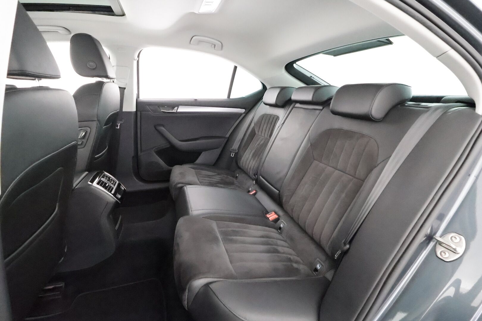 Skoda Superb 2019 2,0 TDI 150 Style BusinessLine DSG Autom. - | ACC | Webasto | Koukku | Canton | Lasikattoluukku | Muistipenkki | LED | Ratinlämmitys | Keyless | Apple&Android | 1.Om Suomi-auto | Kahdet Renkaat |