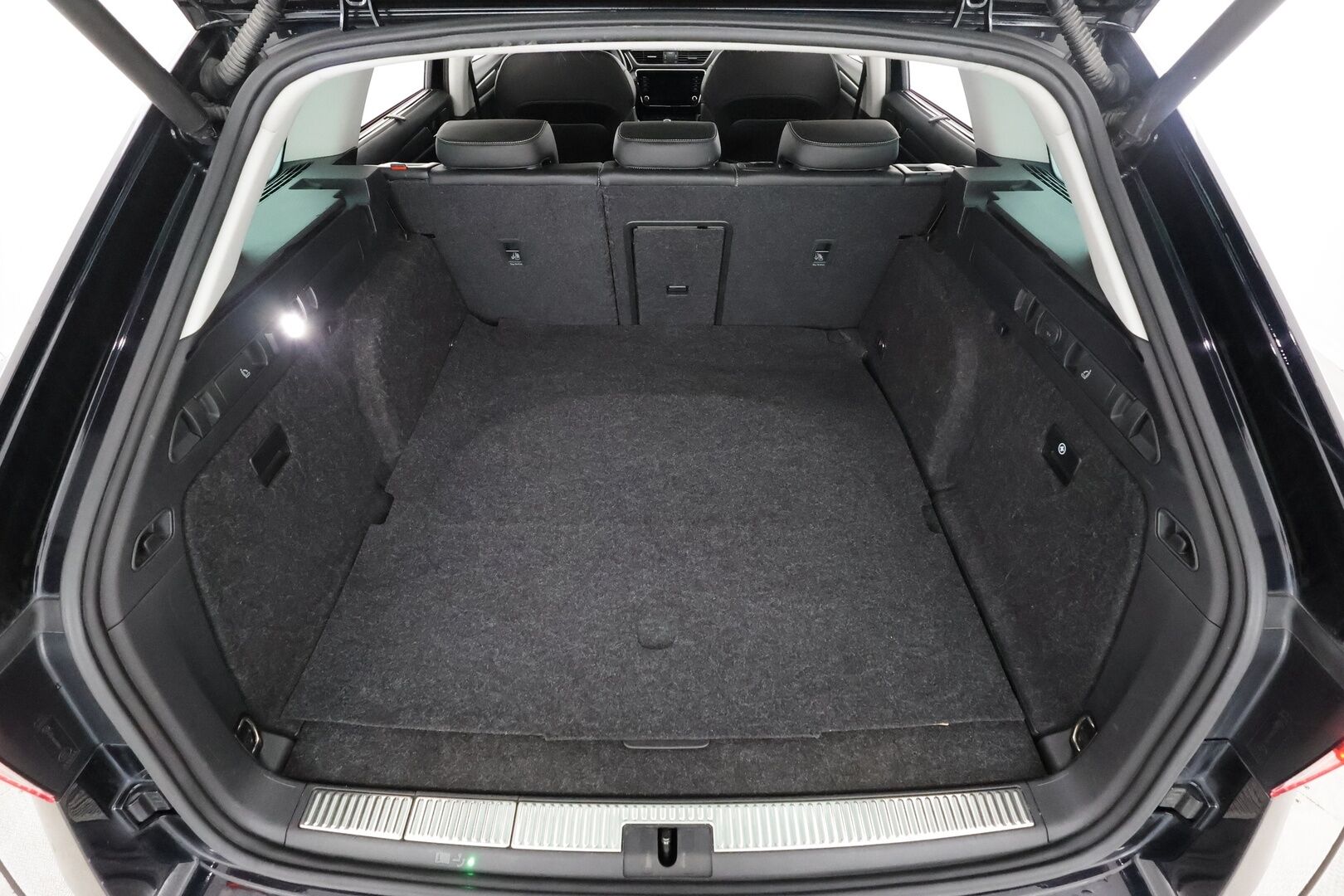 Skoda Superb 2020 Combi 2,0 TDI 150 Style DSG Autom. - | ACC | Koukku | Webasto | LED | Canton | Muistipenkki | Ratinlämmitys | P.Kamera | Keyless | Suomi-auto | Kahdet Renkaat |