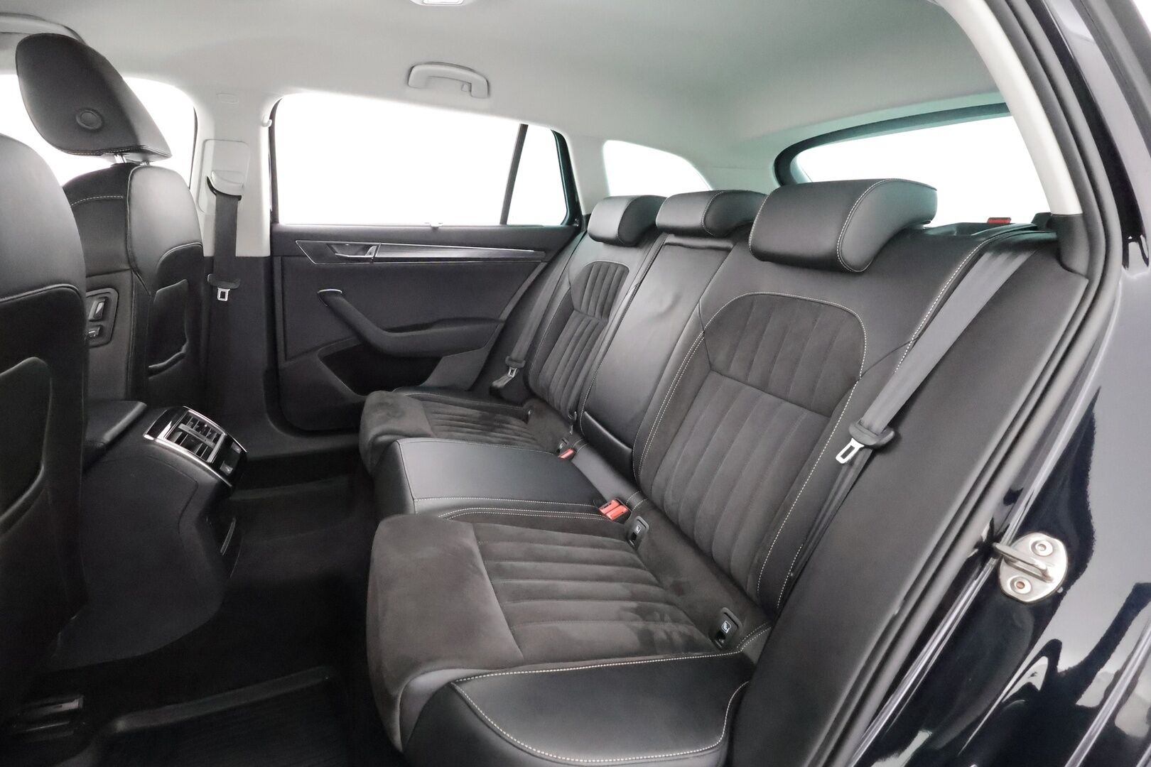 Skoda Superb 2020 Combi 2,0 TDI 150 Style DSG Autom. - | ACC | Koukku | Webasto | LED | Canton | Muistipenkki | Ratinlämmitys | P.Kamera | Keyless | Suomi-auto | Kahdet Renkaat |