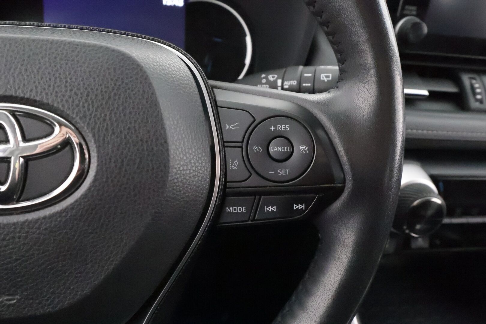 Toyota RAV4 2020 2,5 Hybrid Active Edition * ACC / LED / P.Kamera / Sisätilanlämmitin / Kaistavahti / Navi / Keyless * - Suomi-auto / Kahdet renkaat aluvanteilla / Merkkihuollot - HULLUT AVAJAISHULINAT KORKOTARJOUS 3,29 %