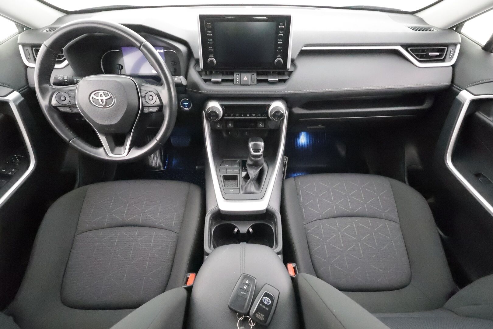 Toyota RAV4 2020 2,5 Hybrid Active Edition * ACC / LED / P.Kamera / Sisätilanlämmitin / Kaistavahti / Navi / Keyless * - Suomi-auto / Kahdet renkaat aluvanteilla / Merkkihuollot - HULLUT AVAJAISHULINAT KORKOTARJOUS 3,29 %