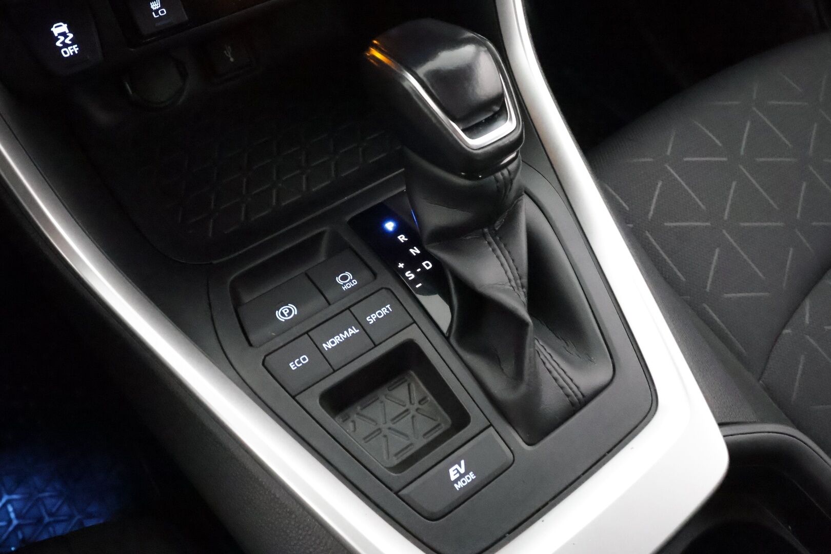 Toyota RAV4 2020 2,5 Hybrid Active Edition * ACC / LED / P.Kamera / Sisätilanlämmitin / Kaistavahti / Navi / Keyless * - Suomi-auto / Kahdet renkaat aluvanteilla / Merkkihuollot - HULLUT AVAJAISHULINAT KORKOTARJOUS 3,29 %