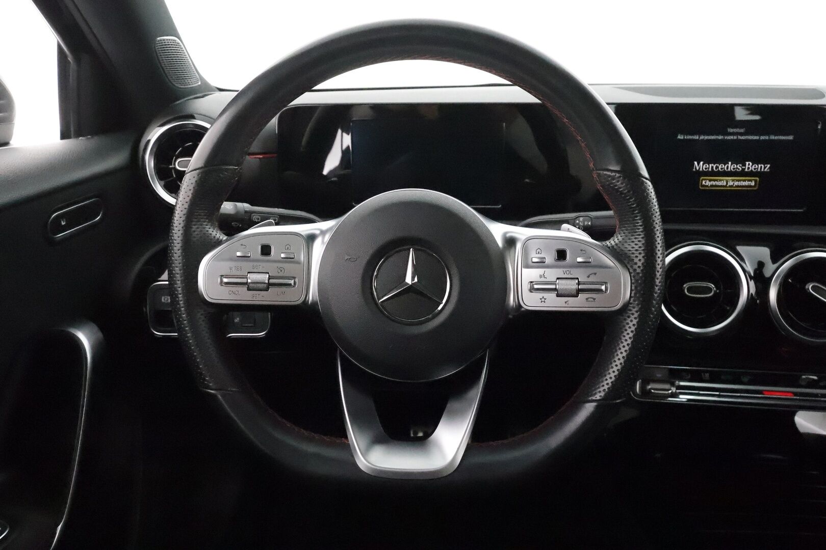 Mercedes-Benz A 2019 180 A ** Lasikattoluukku / P.Kamera / LED-High Performance / Sporttipenkit / Kaistavahti / Vakkari / Aut.Ilmastointi ** - 2x Renkaat